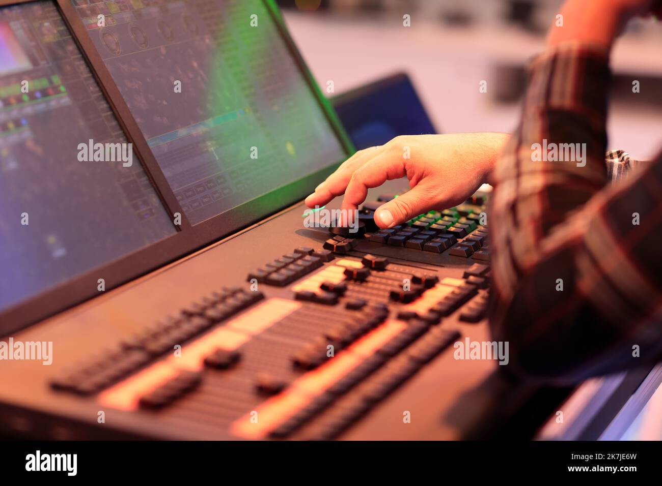 L'operatore di bordo luci lavora con la console di illuminazione. Messa a fuoco selettiva. Foto Stock L'operatore di bordo luci lavora con la console di illuminazione. Messa a fuoco selettiva. Foto Stock