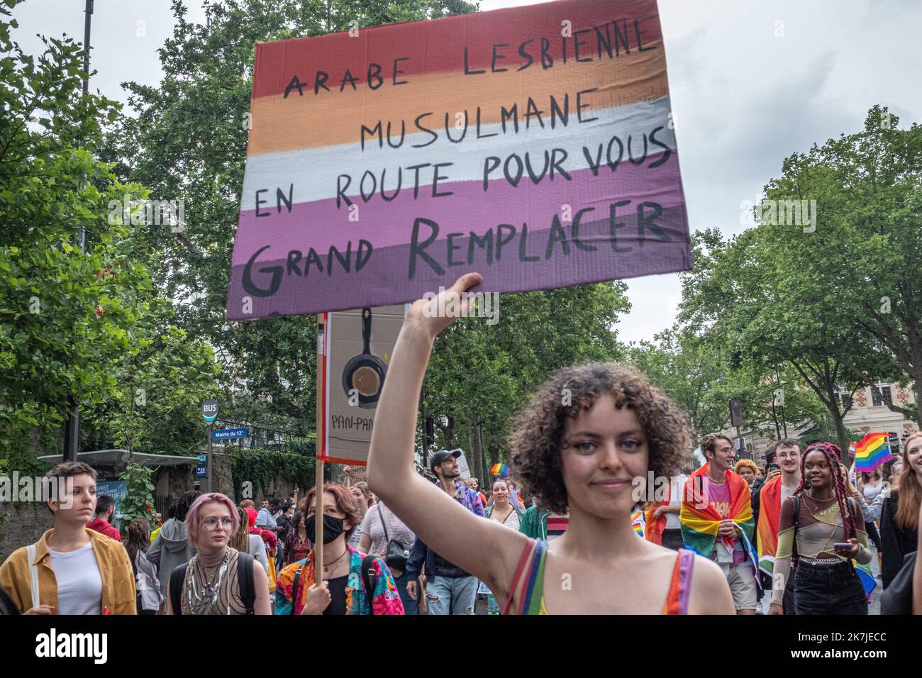 ©Olivier Donnars / le Pictorium/MAXPPP - Parigi 18/06/2022 Olivier Donnars / le Pictorium - 18/6/2022 - Francia / Ile-de-France / Parigi - Marche des fiertes a Parigi, circa 2 annees ternies par le covid. Le mot d'ordre choisi cette annee par le collectif associatif Inter-LGBT, qui organizzano cette marche, est: -Nos corps, nos droits, vos gueules !-. La securite a ete renforcee la securite a ete renforcee, en raison de la fusillade mortelle la veille a Oslo, pres d'un bar gay qui a fait deux morts et 21 blesses. / 18/6/2022 - Francia / Ile-de-France (regione) / Parigi - Pride marzo a Parigi, dopo 2 YE Foto Stock