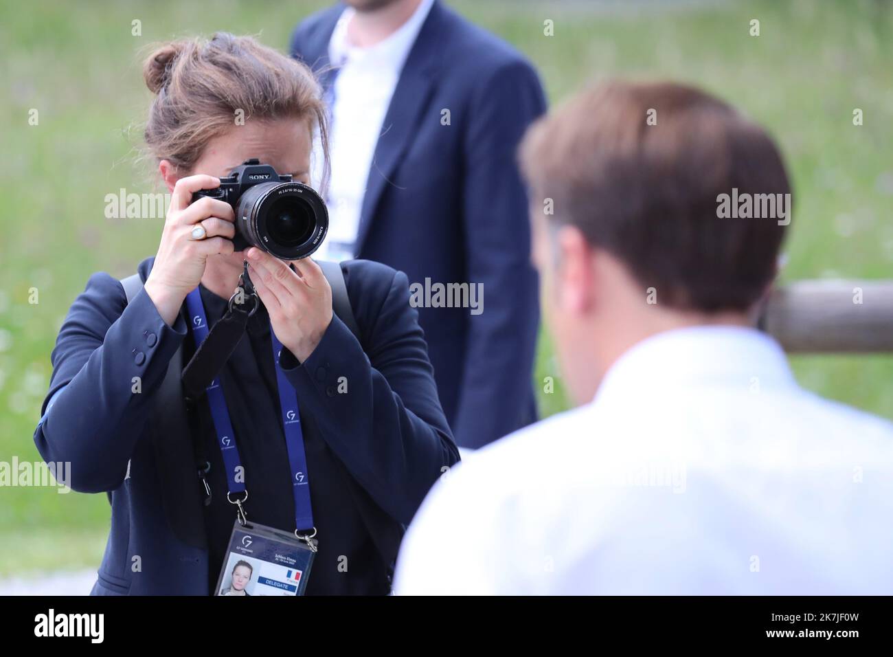 ©Pierre Teyssot/MAXPPP ; G7 Summit Germania 2022 . Elmau, KrÃ¼n, Germania il 26 giugno 2022. Emmanuel Macron Presidente del fotografo francese Soazig le Prevost de la Moissonniere. Â Pierre Teyssot / Maxppp Foto Stock