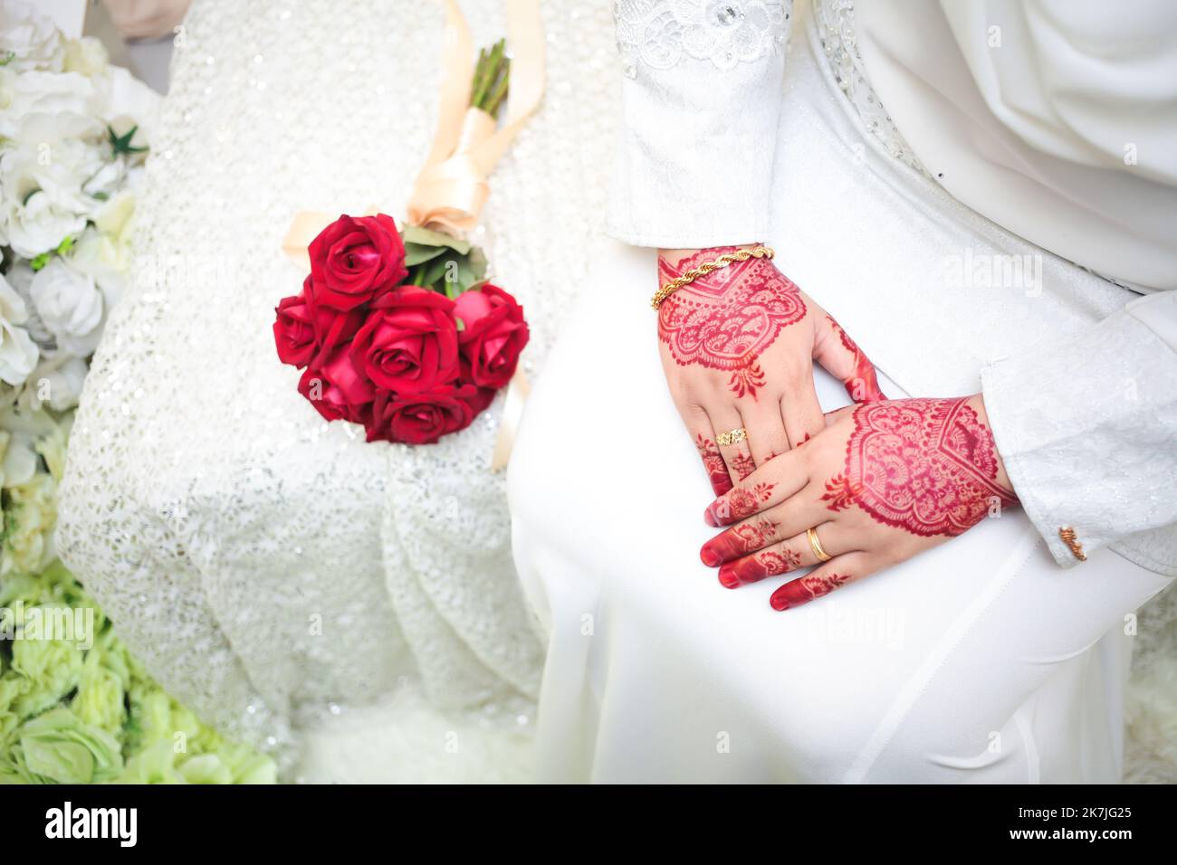 Malese sposa hennè scolpito bello e unico. Messa a fuoco selettiva. Foto Stock