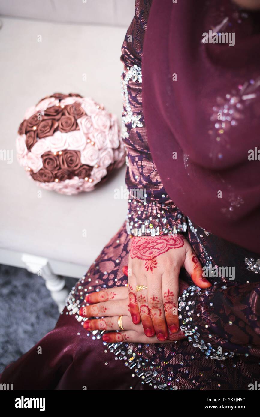 Malese sposa hennè scolpito bello e unico. Messa a fuoco selettiva. Foto Stock