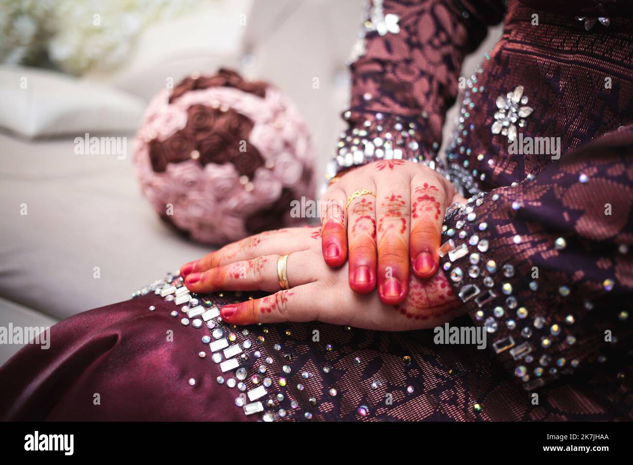 Malese sposa hennè scolpito bello e unico. Messa a fuoco selettiva. Foto Stock
