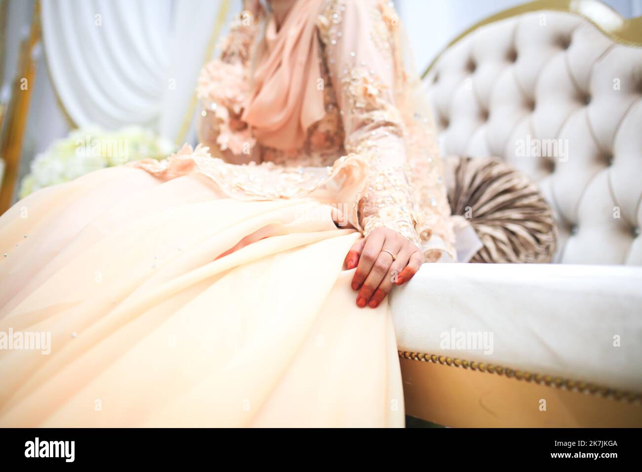 Malese sposa hennè scolpito bello e unico. Messa a fuoco selettiva. Foto Stock