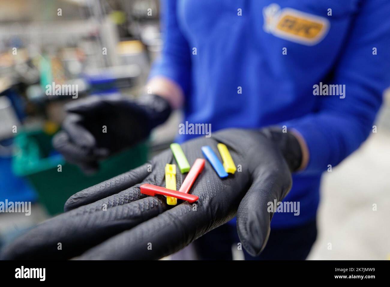 ©PHOTOPQR/VOIX DU NORD/Johan BEN AZZOUZ ; 09/07/2022 ; Samer, le 9 juillet 2022. Usine BIC Production sur 30 000 m2 des Crayons Mines graphites, des porte-Mines et des Crayons de coloriage. - Produzione BIC fabbrica su 30.000 m2 matite di grafite, portamatite e matite da colorare. Foto Stock