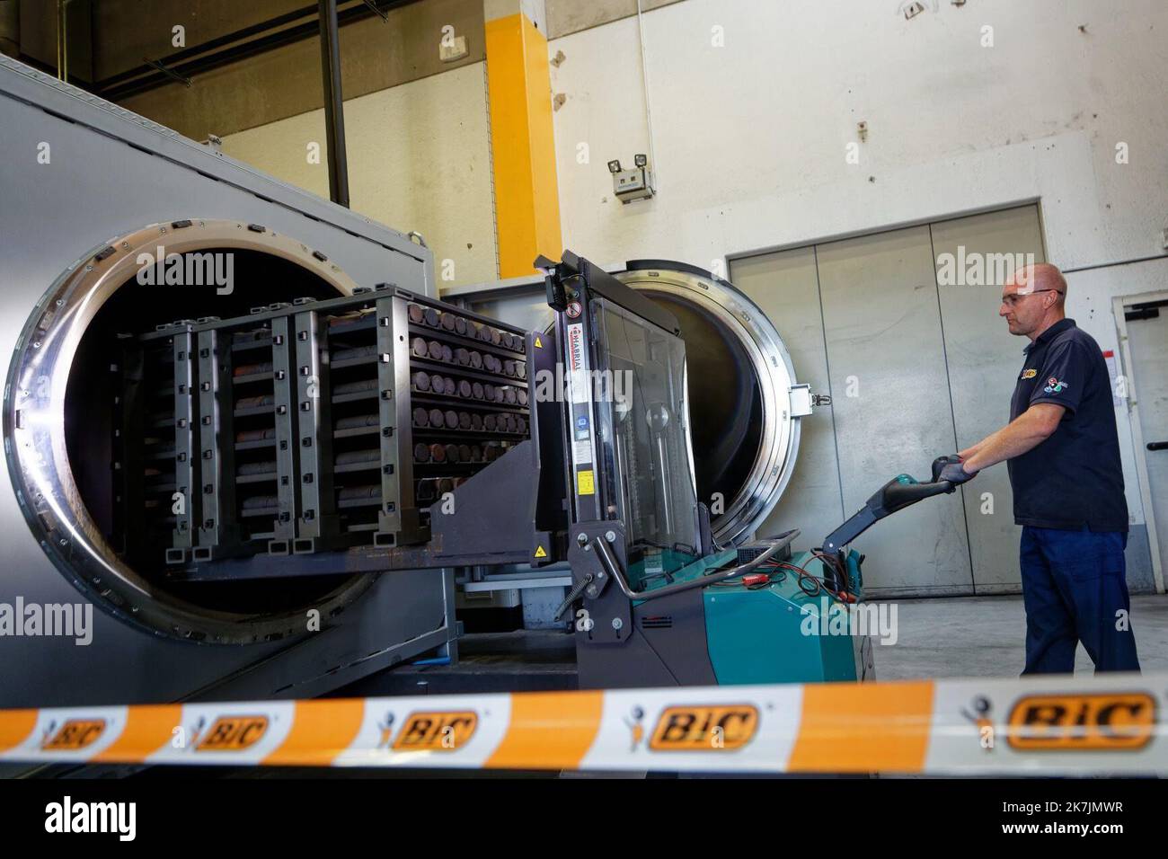 ©PHOTOPQR/VOIX DU NORD/Johan BEN AZZOUZ ; 09/07/2022 ; Samer, le 9 juillet 2022. Usine BIC Production sur 30 000 m2 des Crayons Mines graphites, des porte-Mines et des Crayons de coloriage. - Produzione BIC fabbrica su 30.000 m2 matite di grafite, portamatite e matite da colorare. Foto Stock