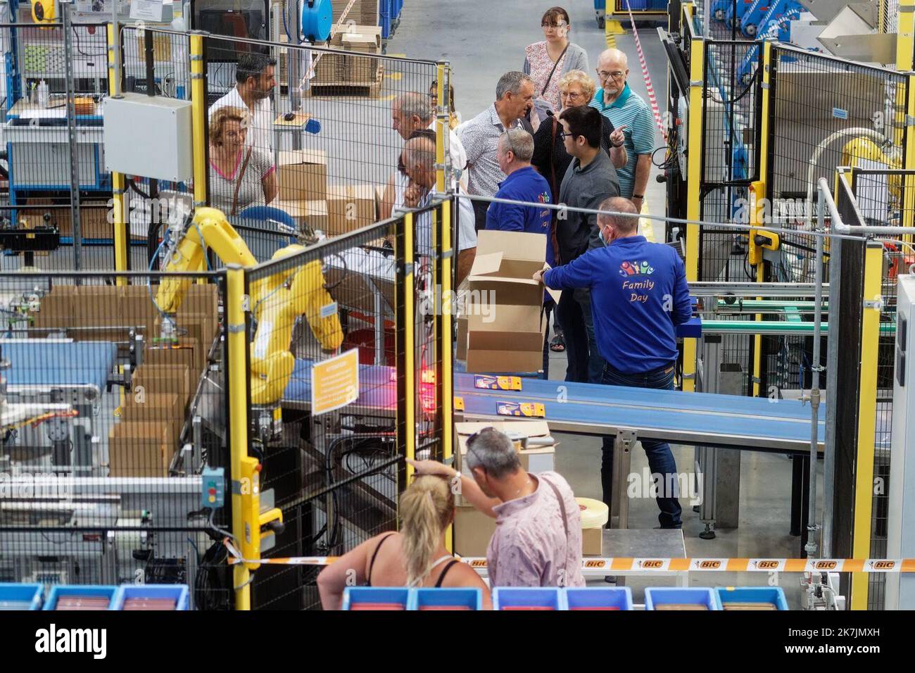 ©PHOTOPQR/VOIX DU NORD/Johan BEN AZZOUZ ; 09/07/2022 ; Samer, le 9 juillet 2022. Usine BIC Production sur 30 000 m2 des Crayons Mines graphites, des porte-Mines et des Crayons de coloriage. - Produzione BIC fabbrica su 30.000 m2 matite di grafite, portamatite e matite da colorare. Foto Stock