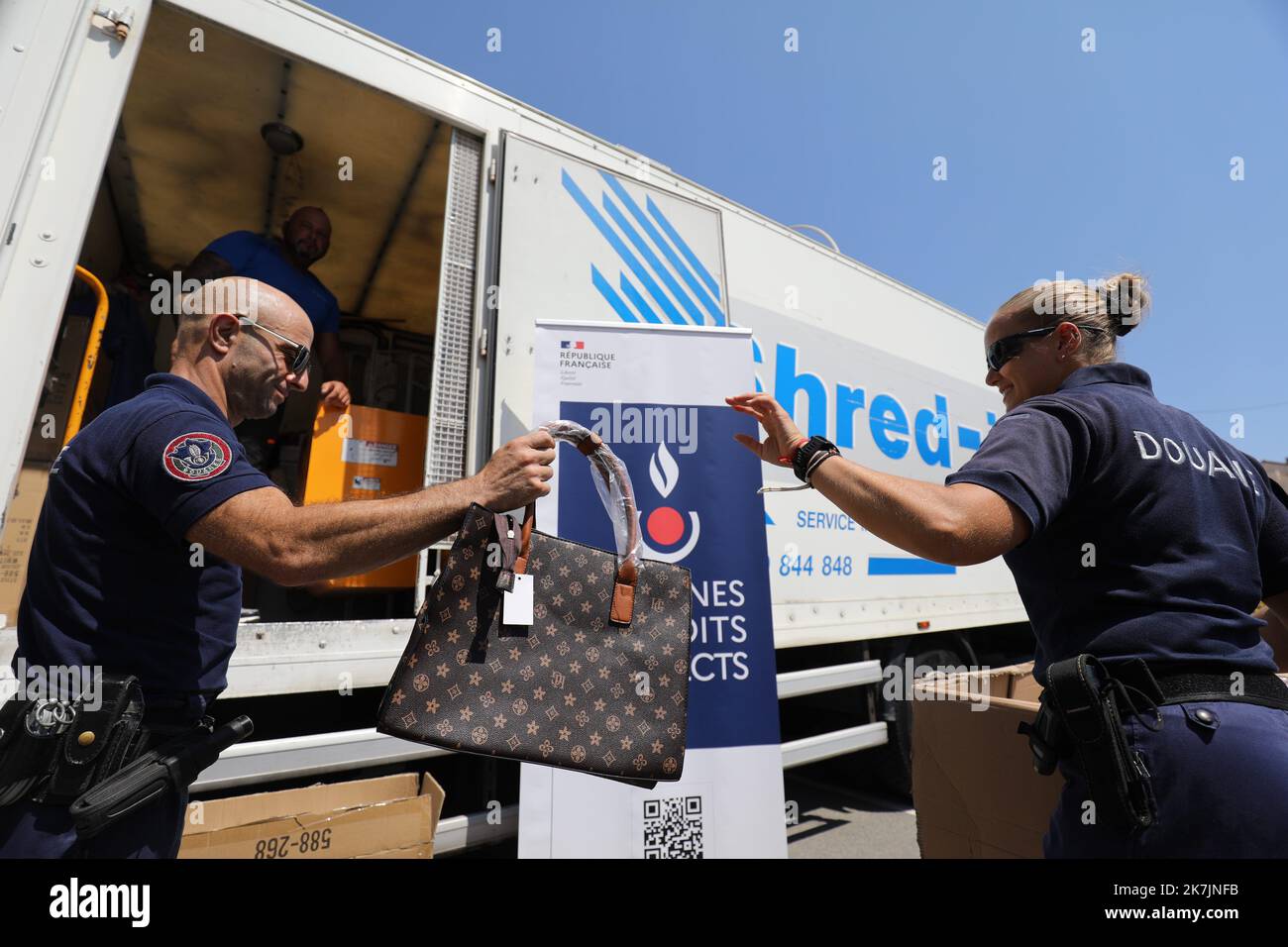 ©PHOTOPQR/NICE MATIN/Sebastien Botella ; Cannes ; 11/07/2022 ; Destruction de contrepaons à Cannes par les douanes le 11 juillet 2022 - Dogana distruggi le contraffazioni a Cannes Foto Stock