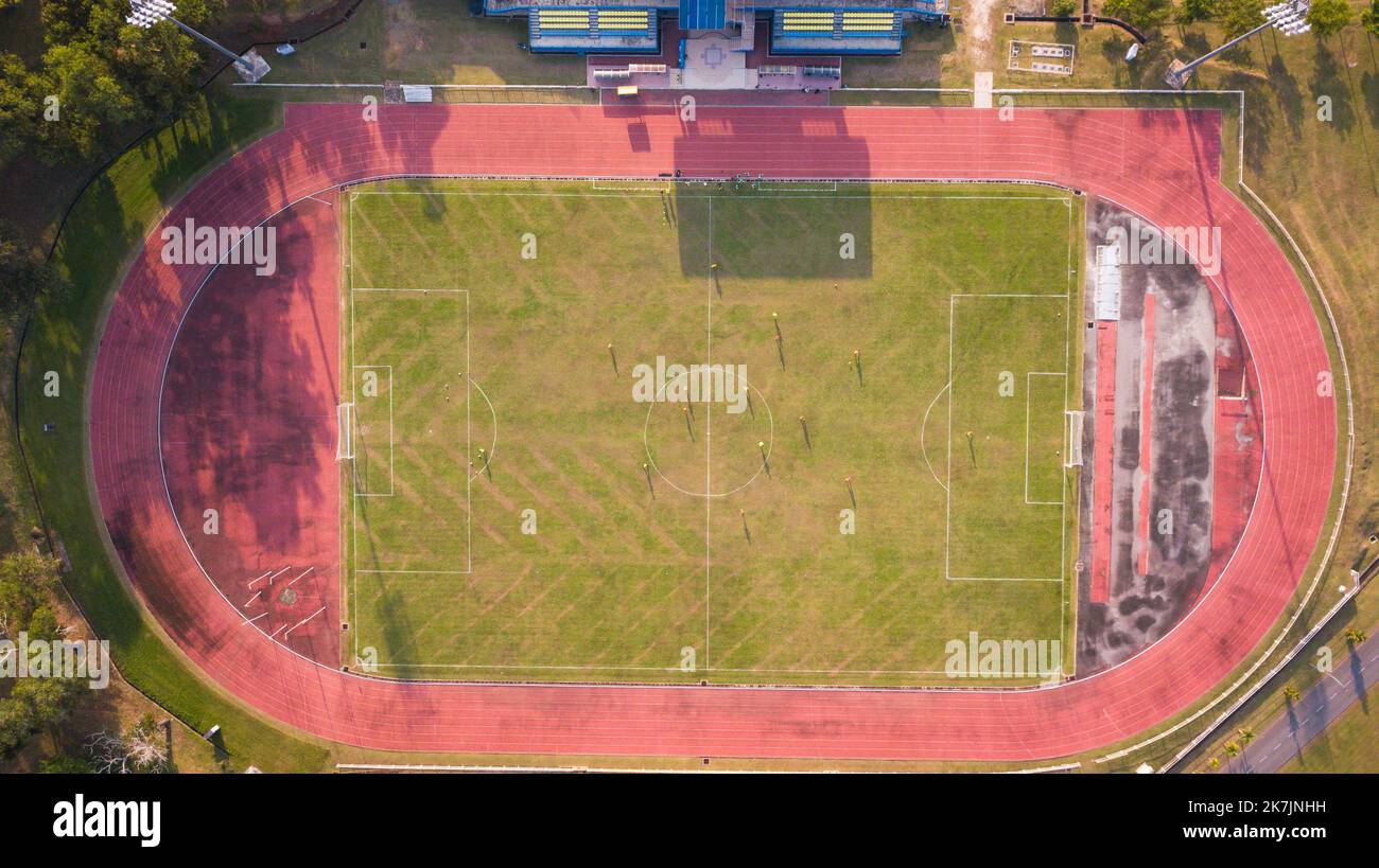 Campo di allenamento di calcio aereo, partita di calcio ad occhio di uccello, vista dall'alto di un campo di calcio. Foto Stock