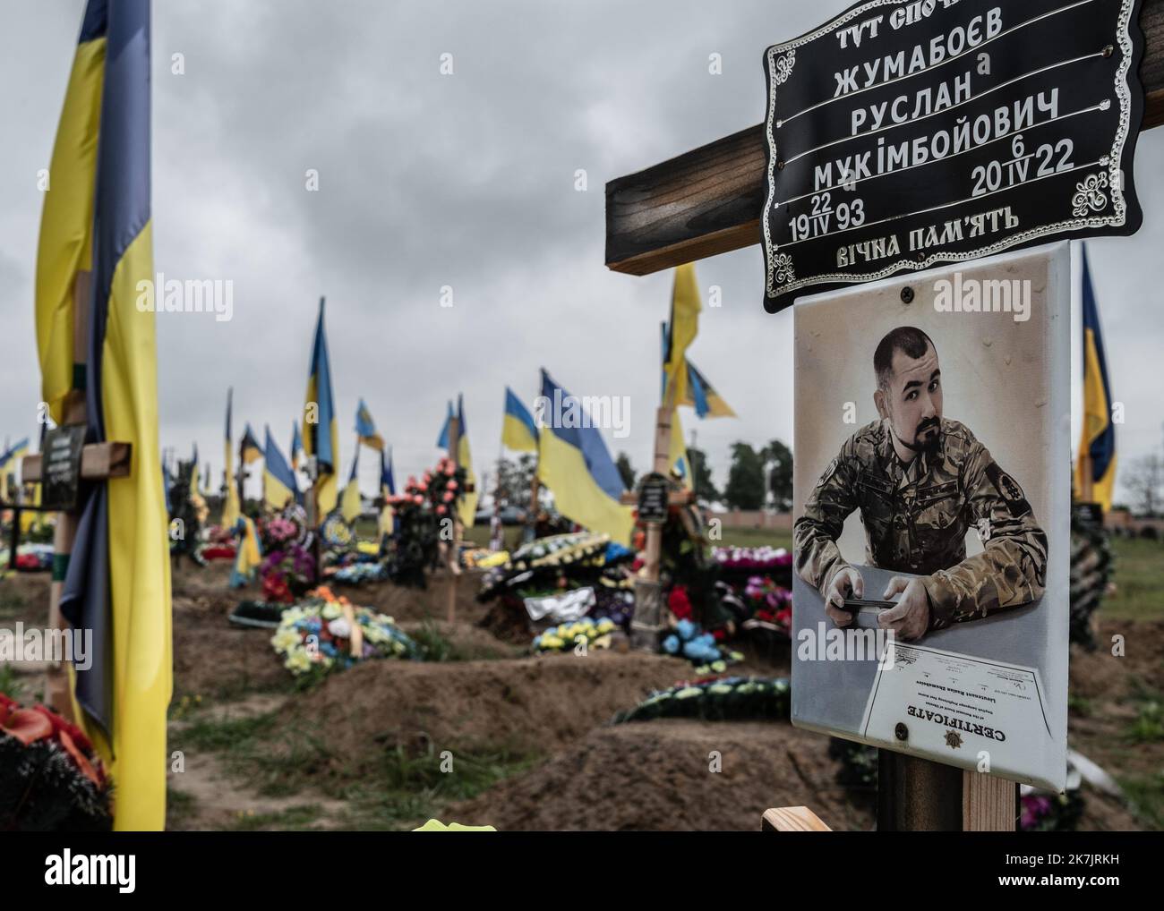 ©Sadak Souici / le Pictorium/MAXPPP - Kharkiv 16/07/2022 Sadak Souici / le Pictorium - 16/7/2022 - Ucraina / Kharkov / Kharkiv - un militaire ukrainien mar lors de l'invasion russe de l'Ucraina, dans la section militaire du cimetiere numero 18 de Kharkiv a Bezlioudivka. Le cimetiere N°18 de Kharkiv a Bezlioudivka qui comprend une section militaire datant d'il y a plusieurs annees, accueille les depuilles des soldats morts depuis le debut de la guerre contre la Russie. Samedi, plusieurs enterremements de soldats y ont eu lieu. / 16/7/2022 - Ucraina / Kharkov / Kharkiv - un serviziuomo ucraino ki Foto Stock