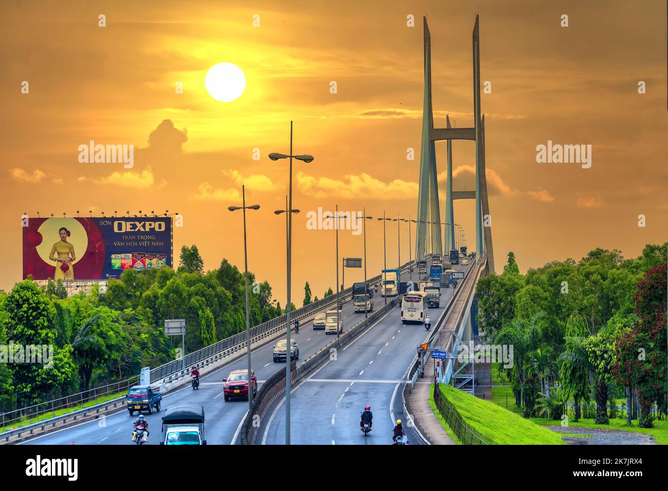 My Thuan ponte, Vinh Long città, Vietnam, tramonto cielo. Vinh Long Bridge è famoso ponte nel delta del mekong, Vietnam Foto Stock