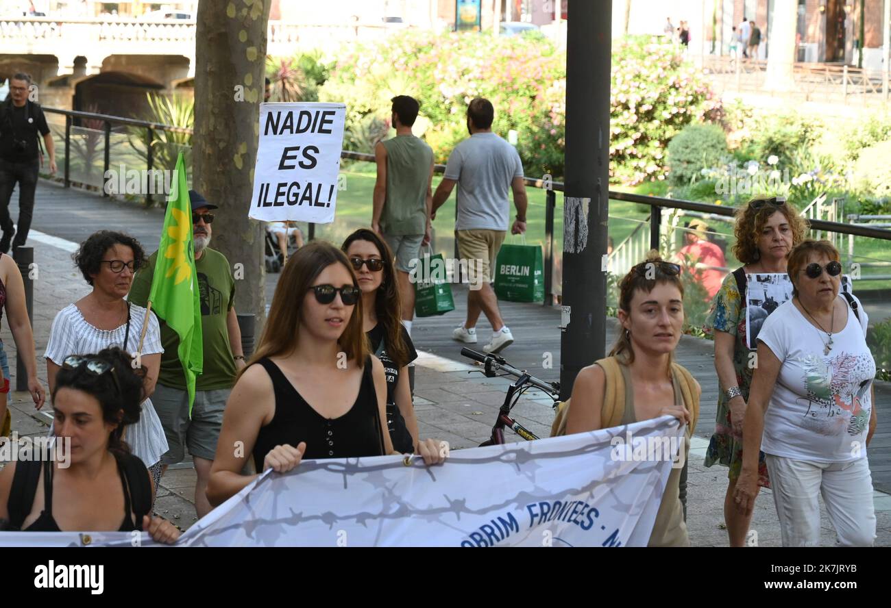 Â©PHOTOPQR/L'INDEPENDANT/CLEMENTZ MICHEL ; PERPIGNAN ; 18/07/2022 ; SOCIAL / MANIFESTATION DU COLLECTIF CARAVANA ABRIENDO FRONTERAS SUR LA POLITIQUE MIGRATOIRE DE L'UNION EUROPEENNE / CORTEGE ET MESSAGE / ILLUSTRATION - CARAVANA ABRIENDO FRONTERAS DIMOSTRAZIONE SULLA POLITICA MIGRATORIA DELL'UNIONE EUROPEA Foto Stock