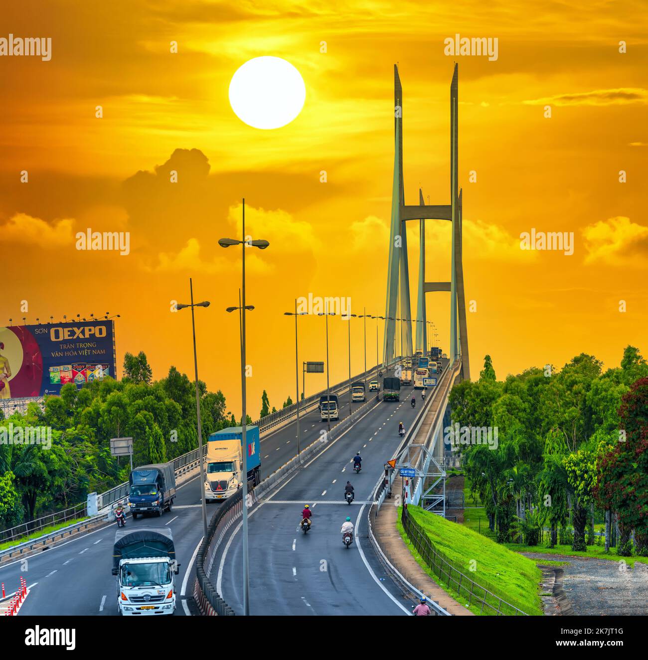 My Thuan ponte, Vinh Long città, Vietnam, tramonto cielo. Vinh Long Bridge è famoso ponte nel delta del mekong, Vietnam Foto Stock