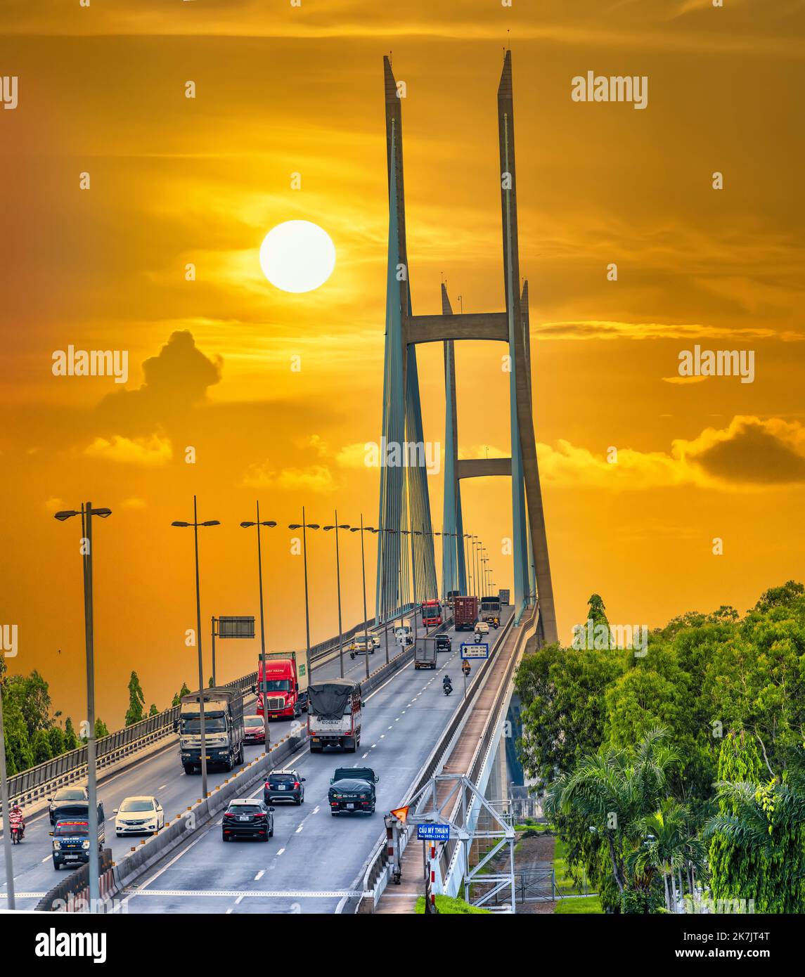 My Thuan ponte, Vinh Long città, Vietnam, tramonto cielo. Vinh Long Bridge è famoso ponte nel delta del mekong, Vietnam Foto Stock