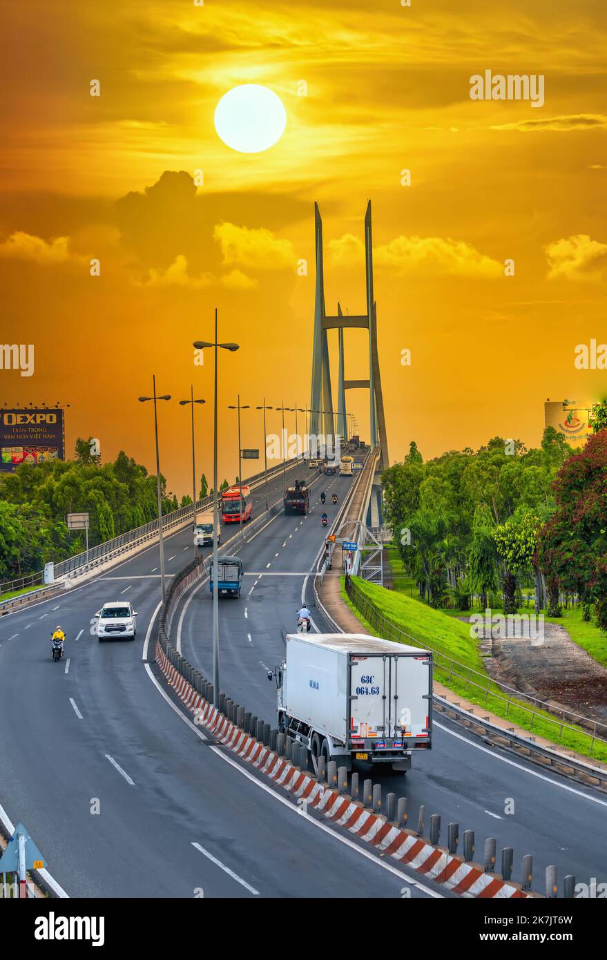 My Thuan ponte, Vinh Long città, Vietnam, tramonto cielo. Vinh Long Bridge è famoso ponte nel delta del mekong, Vietnam Foto Stock