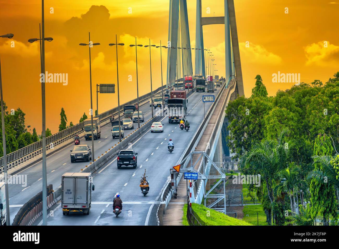 My Thuan ponte, Vinh Long città, Vietnam, tramonto cielo. Vinh Long Bridge è famoso ponte nel delta del mekong, Vietnam Foto Stock