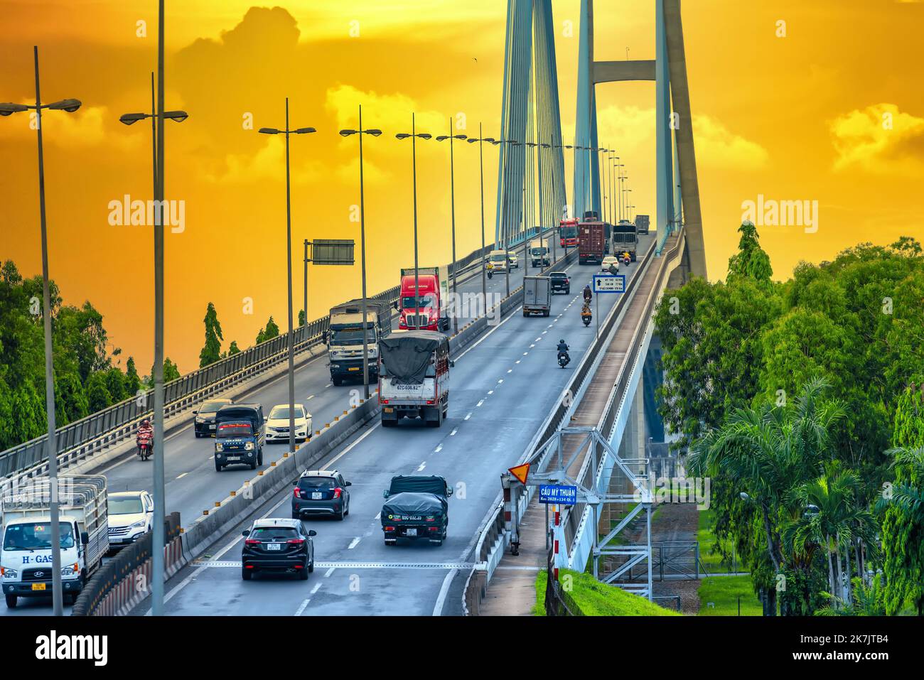 My Thuan ponte, Vinh Long città, Vietnam, tramonto cielo. Vinh Long Bridge è famoso ponte nel delta del mekong, Vietnam Foto Stock