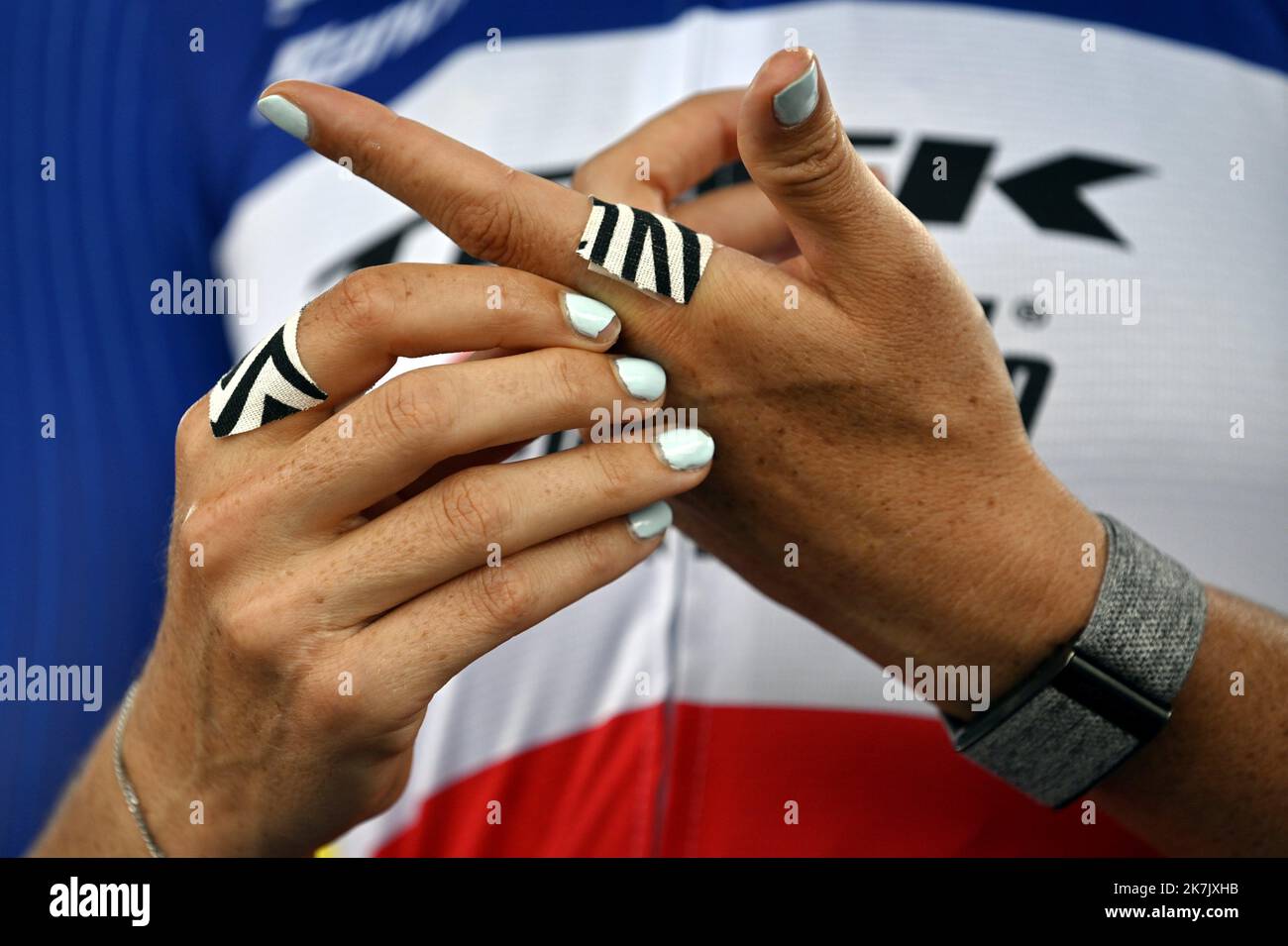 ©PHOTOPQR/L'EST REPUBLICAIN/ALEXANDRE MARCHI ; REIMS ; 26/07/2022 ; SPORT - CYCLISME - TOUR DE FRANCE FEMMES AVEC ZWIFT - 1 EDIZIONE ERE - TDF FEMININ 2022 - ETAPE 3 - REIMS - EPERNAY - PARTENZA. Reims 26 juillet 2022. Les Mains de la franche Audrey CORDON RAGOT, Championne de France sur route 2021, de l'équipe Trek - Segafredo. FOTO Alexandre MARCHI. Foto Stock