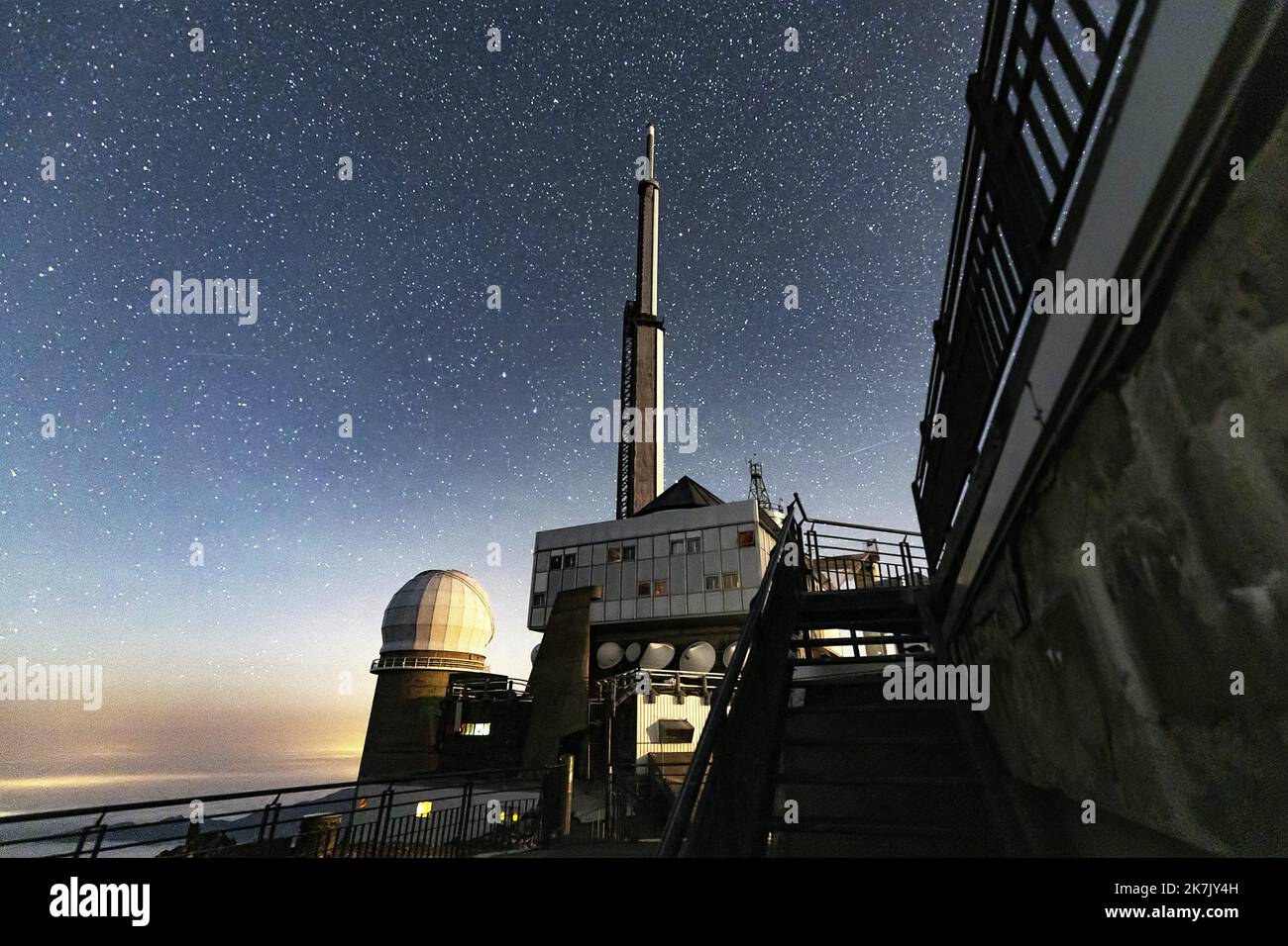 ©Florian Launette & Mégane Chêne/MAXPPP - Pic du Midi 29/07/2022 le pic du Midi de Bigorre est situé dans les Hautes-Pyrénées. Il attteint une altitude de 2 876 mètres. Il est connu entre autres pour la présence d'un observatoire astronomique et d'un relais de télévision, installés à son sommet. Depuis 1991, l’Association Francaise d’Astronomie propose à toutes et à tous Les Nuits des étoiles. A cette occasione vous pourrez osservatore le ciel, la lune et les étoiles. - notte delle stelle Foto Stock