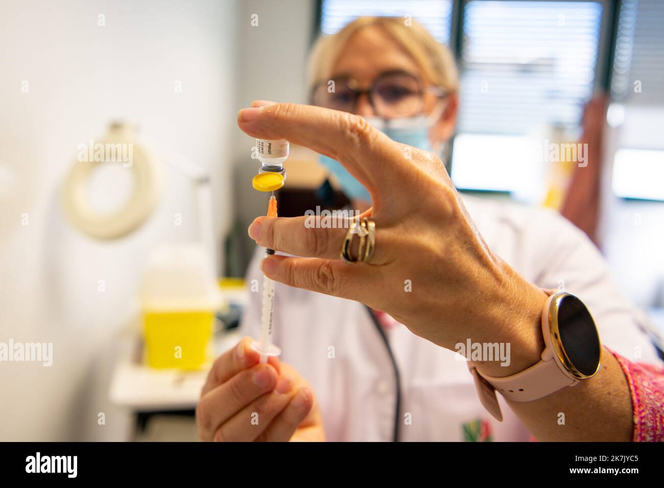 ©PHOTOPQR/LA MONTAGNE/Thierry LINDAUER ; ; 28/07/2022 ; vaccinazioni variole du singe, monkeypox, vaccin, dispensaire emile roux, sante, Epidemie, maladie, clermont ferrand le 28 juillet 2022, foto thierry Lindauer - Clermont Ferrand, Francia, luglio 28th 2022 dal luglio 21, il dispensario Emile-Roux a Clermont-Ferrand offre slot di vaccinazione contro il vaiolo. Ma il centro ha solo 60 dosi alla settimana. Foto Stock