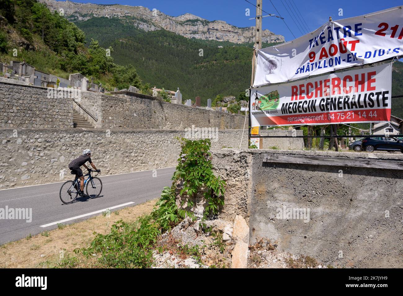 ©Julien Mattia / le Pictorium/MAXPPP - Chatillon en Diois 30/07/2022 Julien Mattia / le Pictorium - 30/7/2022 - Francia / Drome / Chatillon en Diois - une pancarte a l'entree de la ville de Chatillon en Diois appel a la recherche d'un medecin generaliste, le 30 Juillet 2022 / 30/7/2022 - Francia / Drome Dipartimento francese / Chatillon en Diois - Un segno all'ingresso della città di Chatillon en Diois chiamata per un medico generale, 30 luglio 2022 Foto Stock