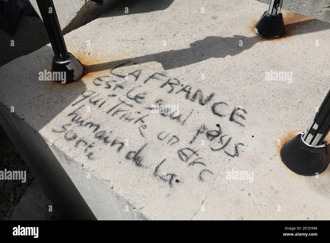 ©PHOTOPQR/NICE MATIN/Sebastien Botella ; Nice ; 02/08/2022 ; Demantelement du campement illégal de la digue du port de Nice inscription la France est le Seul Pays qui traite un etre humain de la sorte - Nuice, France, agosto 2nd 2022. I migranti sono scampati da un campo illegale, installati sulla frangiflutti del porto per mesi Foto Stock