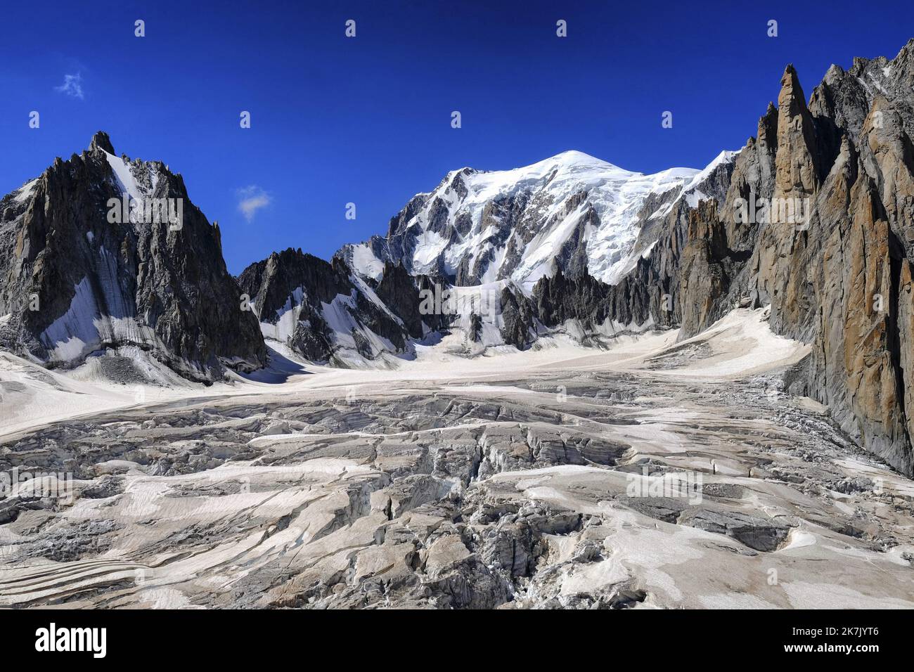 ©PHOTOPQR/LE DAUPHINE/Grégory YETCHMENIZA ; Chamonix-Mont-Blanc ; 03/08/2022 ; Grégory YETCHMENIZA / LE DAUPHINE LIBERE / Photopqr CHAMONIX (ALTA Savoia) LE 3 août 2022 Plus encore qu’avec la sécheresse de 1976 et la canicule de 2003, les Massifs, celui du mont Blanc au Premier chef, sont impactés en cet été 2022 historique. Un hiver à l’enneigement déficitaire puis un printemps et un été anormalement secs ont accéléré la fonte des glaciers et assèchent les versants où les chutes de pierres se multiplient et les conditions au 1er août sont dignes d’une fin d’été aride. Conséquence : plusieu Foto Stock