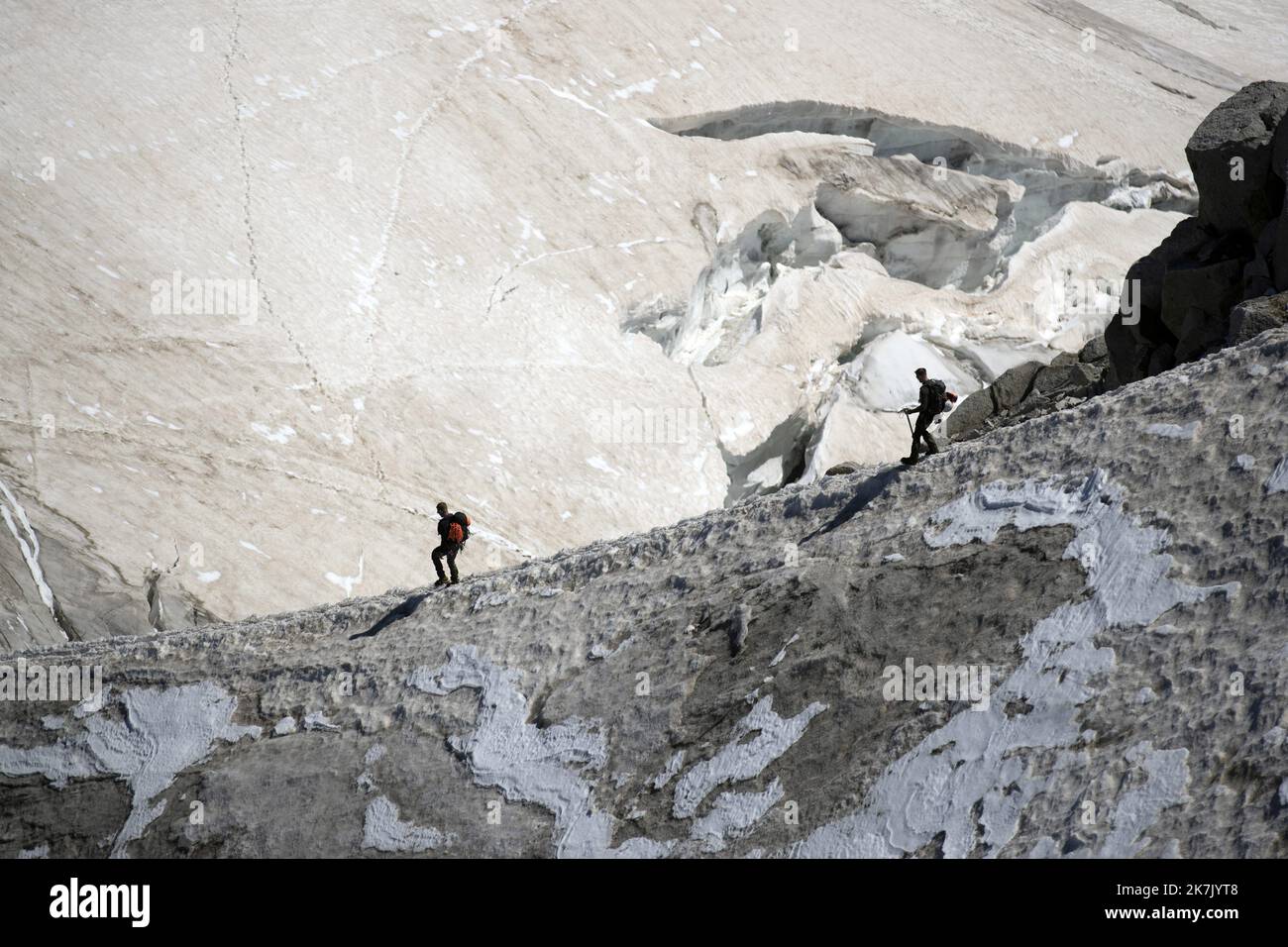 ©PHOTOPQR/LE DAUPHINE/Grégory YETCHMENIZA ; Chamonix-Mont-Blanc ; 03/08/2022 ; Grégory YETCHMENIZA / LE DAUPHINE LIBERE / Photopqr CHAMONIX (ALTA Savoia) LE 3 août 2022 Plus encore qu’avec la sécheresse de 1976 et la canicule de 2003, les Massifs, celui du mont Blanc au Premier chef, sont impactés en cet été 2022 historique. Un hiver à l’enneigement déficitaire puis un printemps et un été anormalement secs ont accéléré la fonte des glaciers et assèchent les versants où les chutes de pierres se multiplient et les conditions au 1er août sont dignes d’une fin d’été aride. Conséquence : plusieu Foto Stock