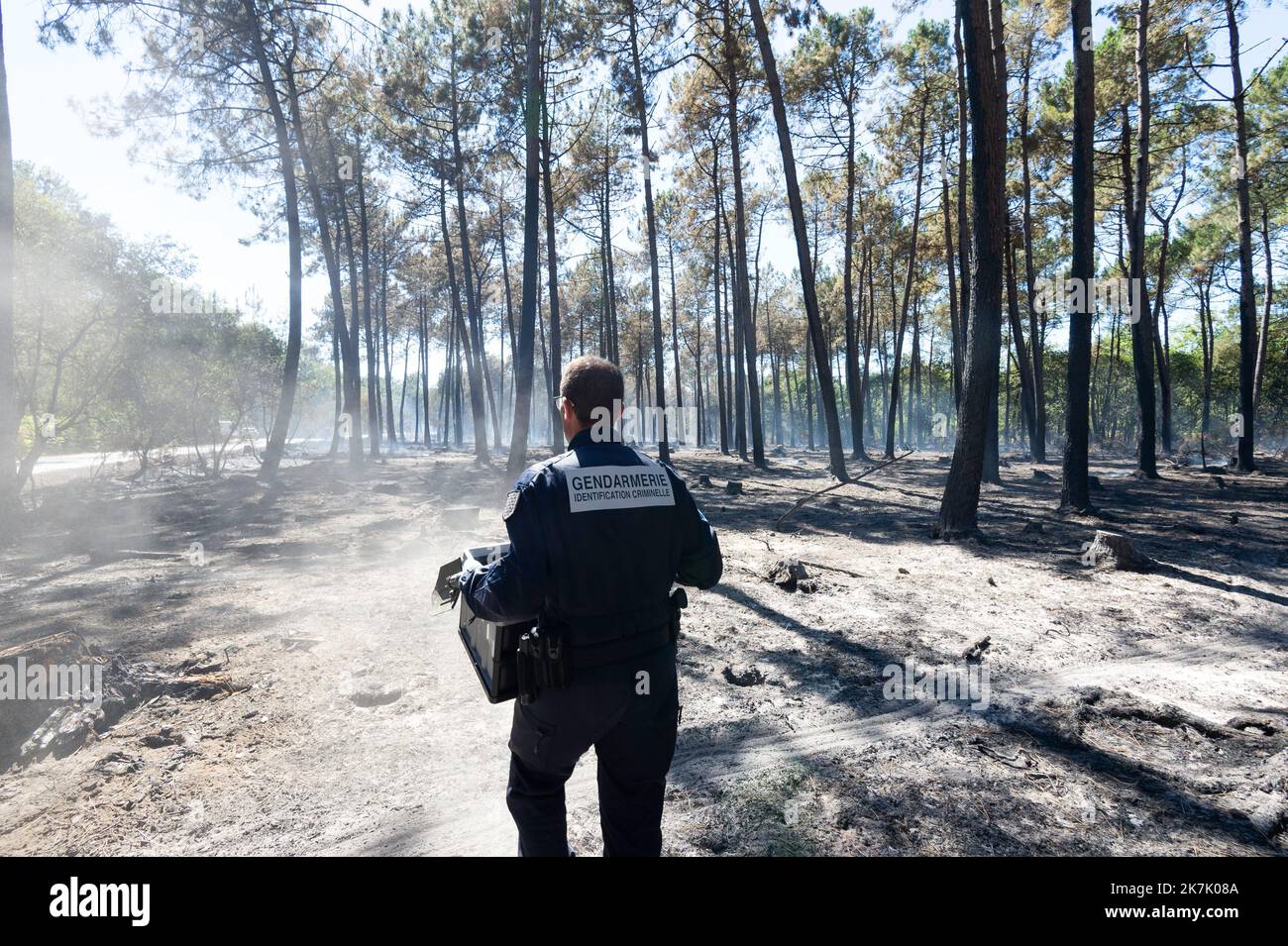 ©PHOTOPQR/OUEST FRANCE/Mathieu Pattier / Ouest France ; Erdeven ; 07/08/2022 ; le service d'identification criminelle de la gendarmerie nationale est présent aujourd'hui, dimanche 7 août 2022, à Erdeven où un feu de Forêt s'est déclaré. ILS interviennent afin de déterminer l'origine du feu. Francia nord occidentale, 7th 2022 agosto il servizio di identificazione criminale della gendarmeria nazionale è presente oggi, domenica 7 agosto 2022, a Erdeven, dove è scoppiato un incendio boschivo. Essi intervengono per determinare l'origine dell'incendio. Foto Stock