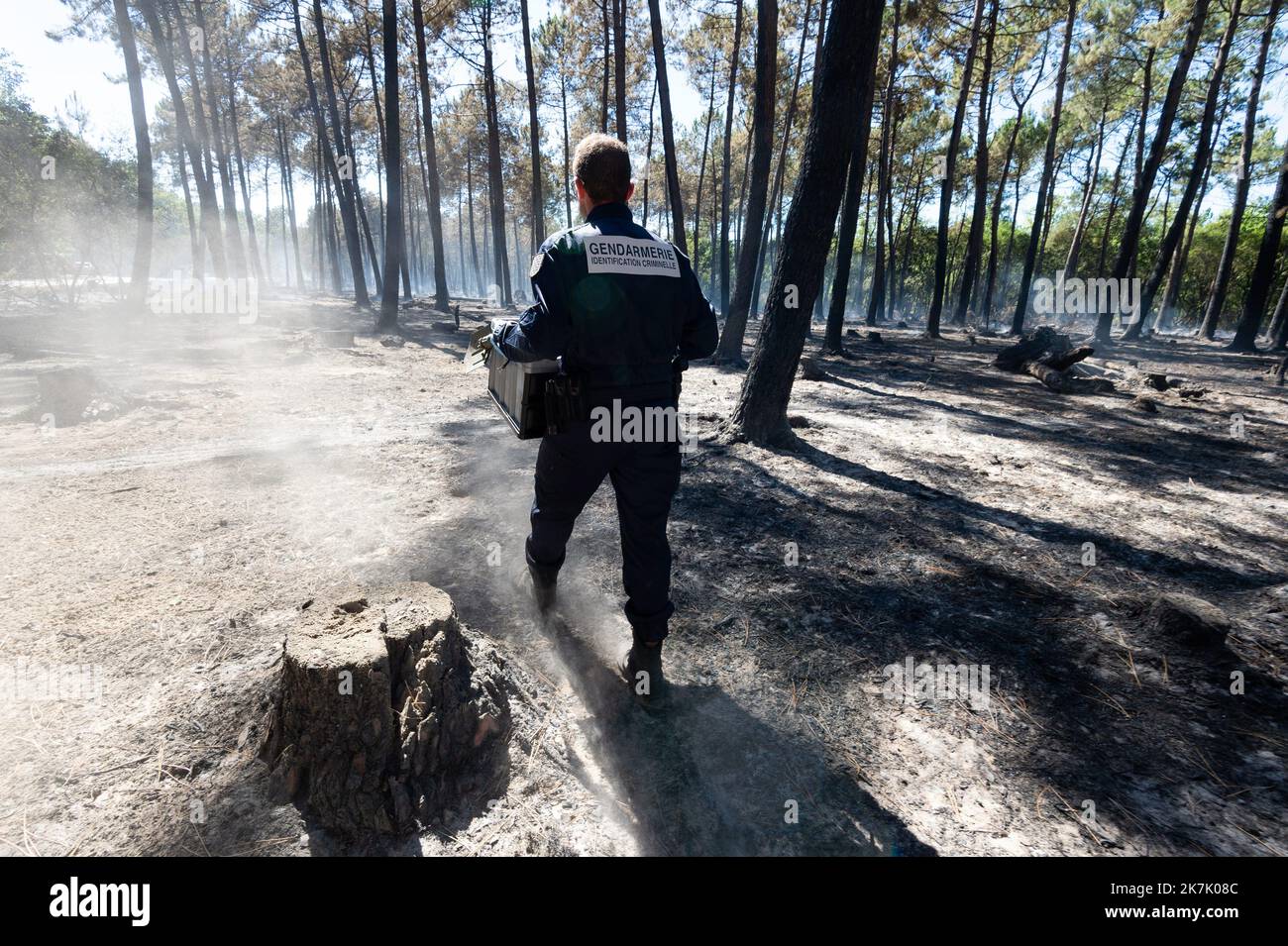 ©PHOTOPQR/OUEST FRANCE/Mathieu Pattier / Ouest France ; Erdeven ; 07/08/2022 ; le service d'identification criminelle de la gendarmerie nationale est présent aujourd'hui, dimanche 7 août 2022, à Erdeven où un feu de Forêt s'est déclaré. ILS interviennent afin de déterminer l'origine du feu. Francia nord occidentale, 7th 2022 agosto il servizio di identificazione criminale della gendarmeria nazionale è presente oggi, domenica 7 agosto 2022, a Erdeven, dove è scoppiato un incendio boschivo. Essi intervengono per determinare l'origine dell'incendio. Foto Stock