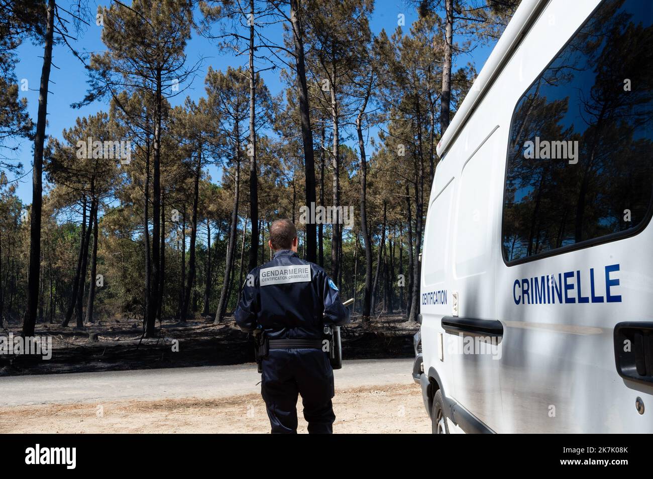 ©PHOTOPQR/OUEST FRANCE/Mathieu Pattier / Ouest France ; Erdeven ; 07/08/2022 ; le service d'identification criminelle de la gendarmerie nationale est présent aujourd'hui, dimanche 7 août 2022, à Erdeven où un feu de Forêt s'est déclaré. ILS interviennent afin de déterminer l'origine du feu. Francia nord occidentale, 7th 2022 agosto il servizio di identificazione criminale della gendarmeria nazionale è presente oggi, domenica 7 agosto 2022, a Erdeven, dove è scoppiato un incendio boschivo. Essi intervengono per determinare l'origine dell'incendio. Foto Stock