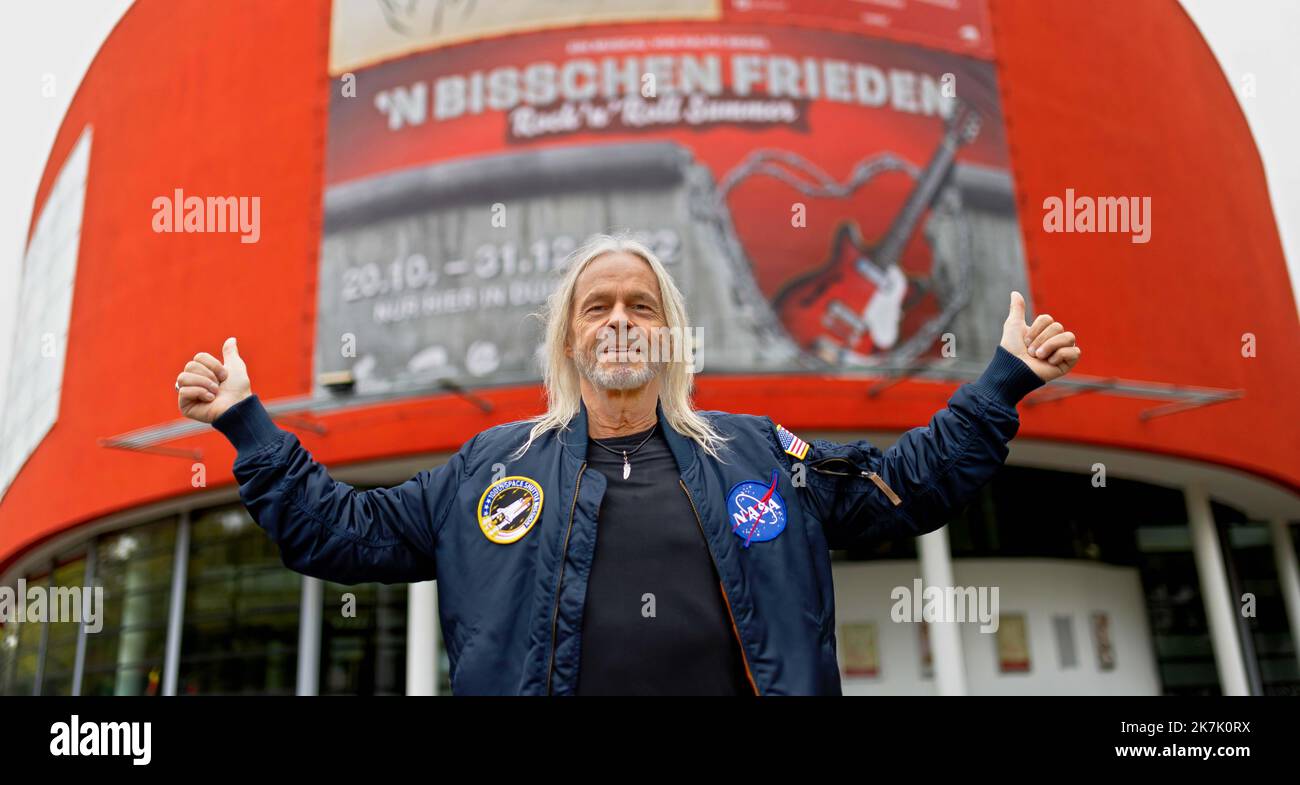 Duisburg, Germania. 14th Ott 2022. DaN Lucas, primo vincitore di 'The Voice of Germany - Senior', si trova di fronte al Theater am Marientor, che pubblicizza il musical 'N'bisschen Frieden - Rock'n'Roll Summer' sulla sua facciata. Suona il musicista rock Richard 'Ricky' Steiner, che fu perseguitato e imprigionato nella RDT dopo essere riuscito a fuggire in Occidente nel 1979. Il nuovo musical Ralph Siegel avrà la sua prima mondiale il 20 ottobre 2022. (A dpa 'Ultime prove per il musical Siegel 'N' bit of peace' prima della premiere') Credit: Dieter Menne/dpa/Alamy Live News Foto Stock