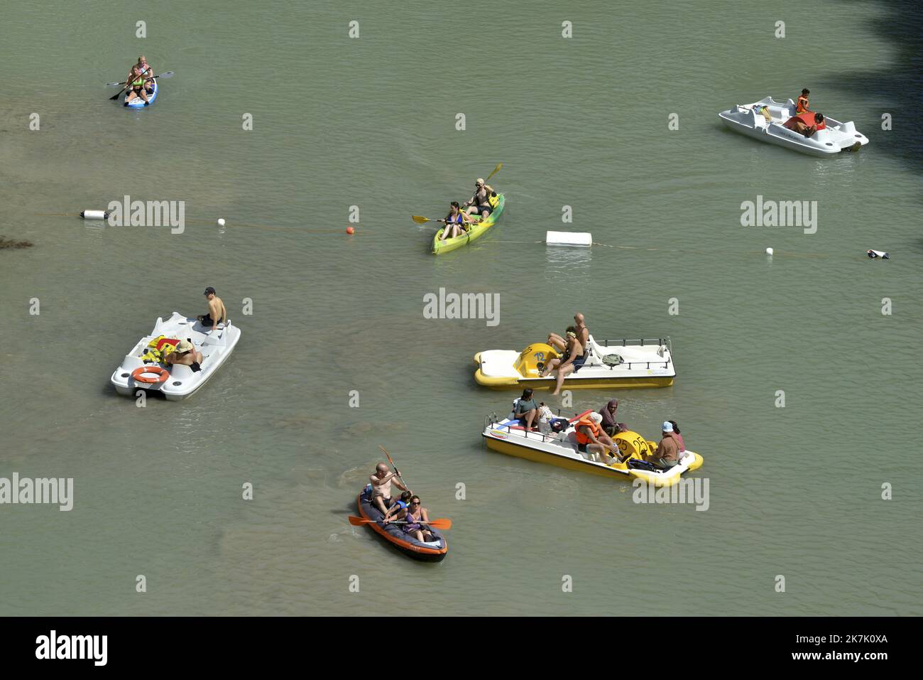 ©PHOTOPQR/NICE MATIN/RAPHAEL SCHOTT ; Aiguines ; 09/08/2022 ; le niveau d'eau du Verdon étant au Plus bas, un arrété prefettoral interdit désormais la navigation dans les Gorges du Verdon à partir du pont du Galetas à Aiguines (Var 83). Malgré cette interdiction certains touristes franchissent la ligne d'eau (corde+bouées) qui matérialise la frontière entre partie navigable et non navigable. La navigazione reste possibile sur le Lac de Sainte-Croix. - Verdon, Francia, agosto 2022. Siccità a Verdon, uno dei luoghi più turistici e naturali della Provenza. Entro il 9th agosto, è ora vietato di acce Foto Stock