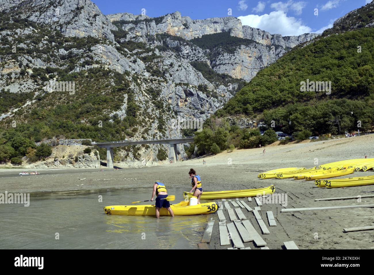 ©PHOTOPQR/NICE MATIN/RAPHAEL SCHOTT ; Aiguines ; 09/08/2022 ; le niveau d'eau du Verdon étant au Plus bas, un arrété prefettoral interdit désormais la navigation dans les Gorges du Verdon à partir du pont du Galetas à Aiguines (Var 83). Malgré cette interdiction certains touristes franchissent la ligne d'eau (corde+bouées) qui matérialise la frontière entre partie navigable et non navigable. La navigazione reste possibile sur le Lac de Sainte-Croix. - Verdon, Francia, agosto 2022. Siccità a Verdon, uno dei luoghi più turistici e naturali della Provenza. Entro il 9th agosto, è ora vietato di acce Foto Stock