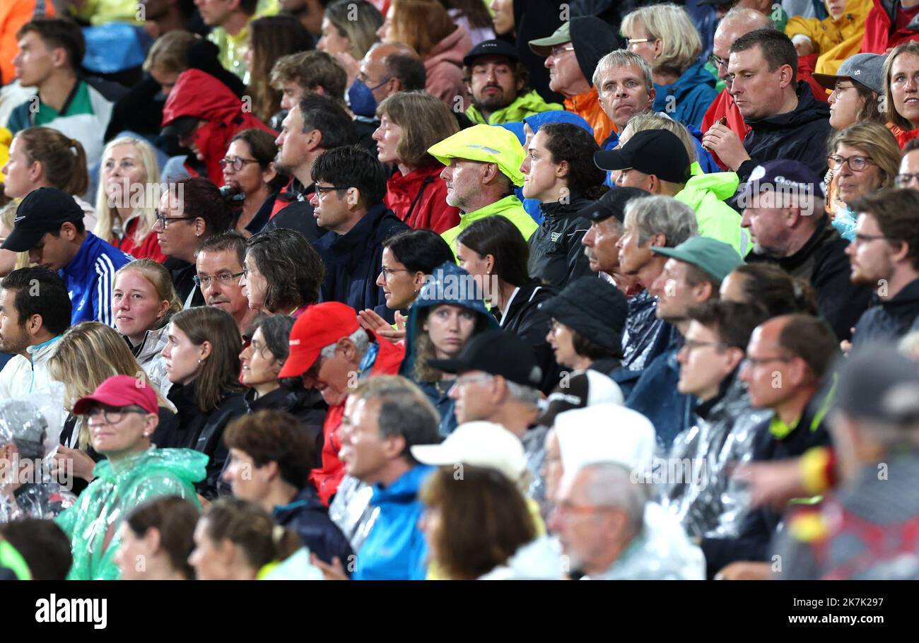 ©PHOTOPQR/l'ALSACE/Jean-Marc LOOS ; Monaco di Baviera ; 18/08/2022 ; le public sous la pluie lors des championnats d'Europe d'athlétisme à Monaco di Baviera le 18 août 2022. Campionati europei di atletica allo Stadio Olimpico di Monaco, Germania meridionale, il 18 agosto 2022. Foto Stock