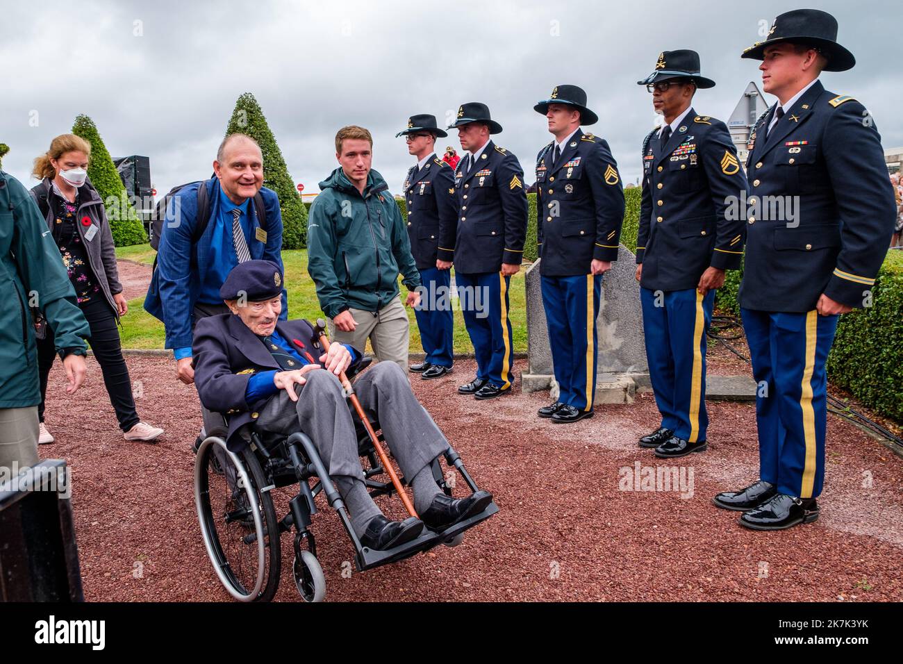 Arnaud BEINAT/MaxPPP 22/08/19, Dieppe, Francia. Des soldats d’une unité de cavalerie américaine se figent au garde à vous au passage du vétéran canadien de 100 ans Gordon finnel, survivant du RAID de Dieppe. 80° anniversario du RAID de Dieppe, une tentative de débarquement qui tourna au désastre le 19 août 1942 et qui fut le jour le Plus meurtrier de la seconde guerre mondiale pour la Canada. Foto Stock