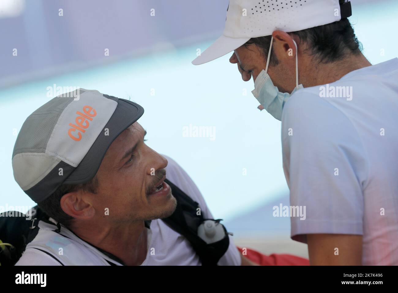 ©PHOTOPQR/LE DAUPHINE/Grégory YETCHMENIZA ; Chamonix-Mont-Blanc ; 27/08/2022 ; Grégory YETCHMENIZA / LE DAUPHINE LIBERE / Photopqr CHAMONIX (ALTA Savoia) LE 27 août 2022 UTMB (Ultra Trail du Mont Blanc). 106 nazioni représentées plusieurs milliers de coureurs, 171 km, 10 000D+, au départ de Chamonix, en semi-autonomie et en 46:30 heures maximum. 3 Pays, Francia, Italie et Suisse, 7 vallées, 71 ghiacciai. L'UTMB reprend le tracé du tour du Mont Blanc, qui se fait habituellement en 6 à 10 jours, alors que l'année dernière, Francais D'Haene a remporté la course en 20 h 45' 59'. Quatrième victoir Foto Stock