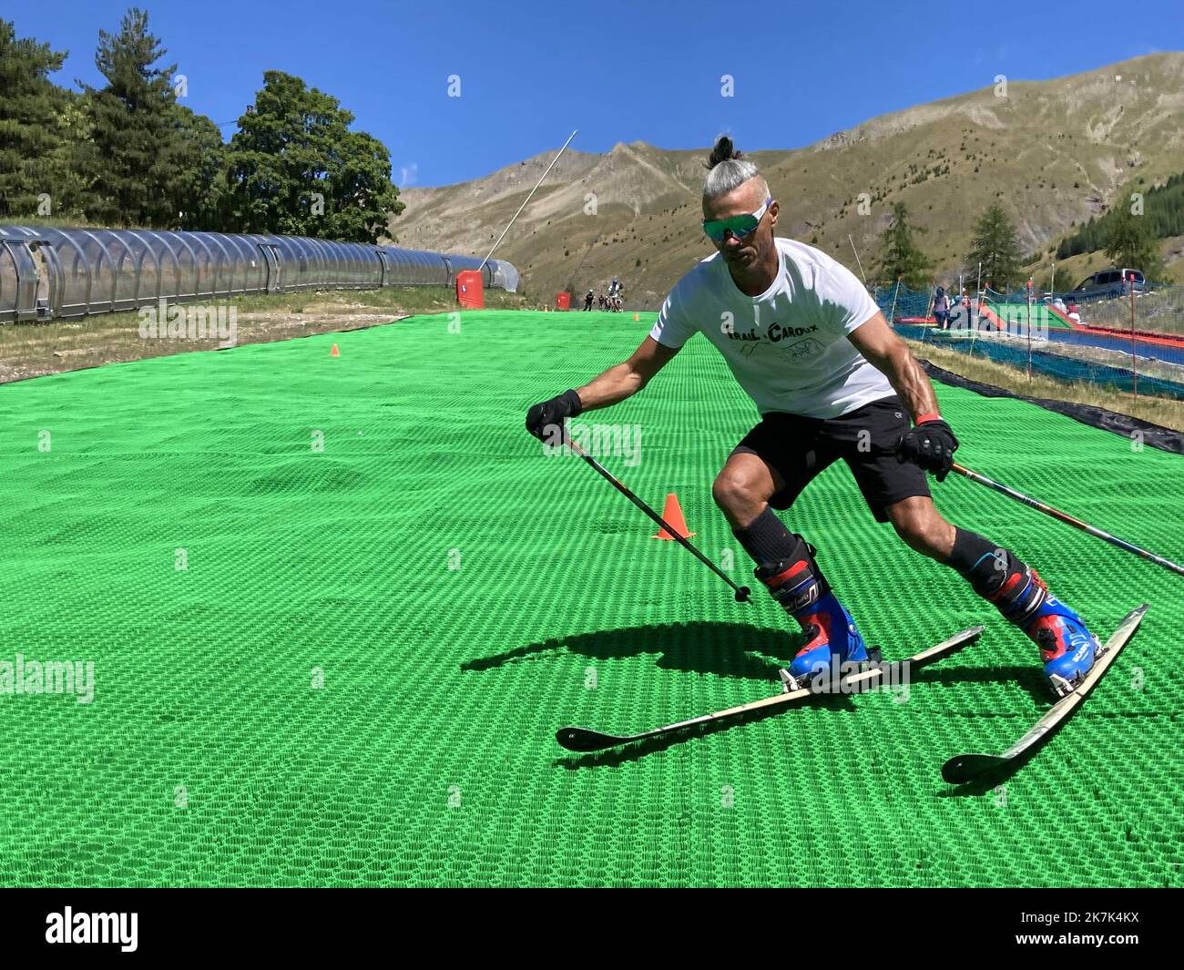 ©PHOTOPQR/LA PROVENCE/AUTRE ; Autre ; 31/07/2022 ; la station de ski de la Foux d'Allos a installé une piste de plastique baptisée Dry Slope pour permettre aux vacanciers de faire du ski en plein été Photo Jean Christophe MAGNENET - la Foux d'Allos, Francia, luglio 31st 2022. Sciare in estate su Dry Slope (banda di plastica), o potrebbe essere una soluzione per la mancanza di neve Foto Stock