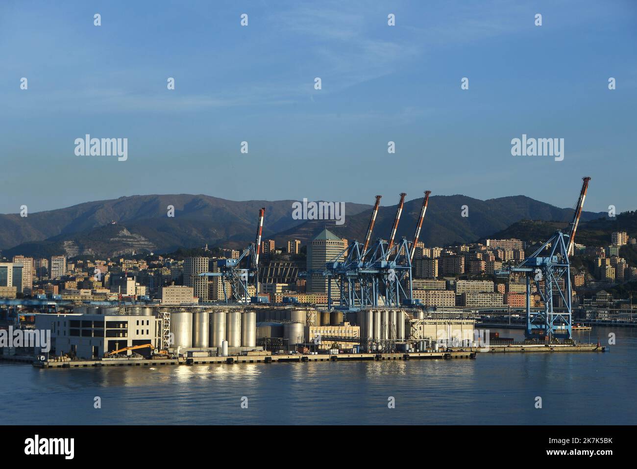 ©Mourad ALLILI/MAXPPP - 14/08/2022 il porto di Genova è, in termini di spazio e traffico, il più grande porto industriale e commerciale d'Italia GENES EN ITALIE Foto Stock