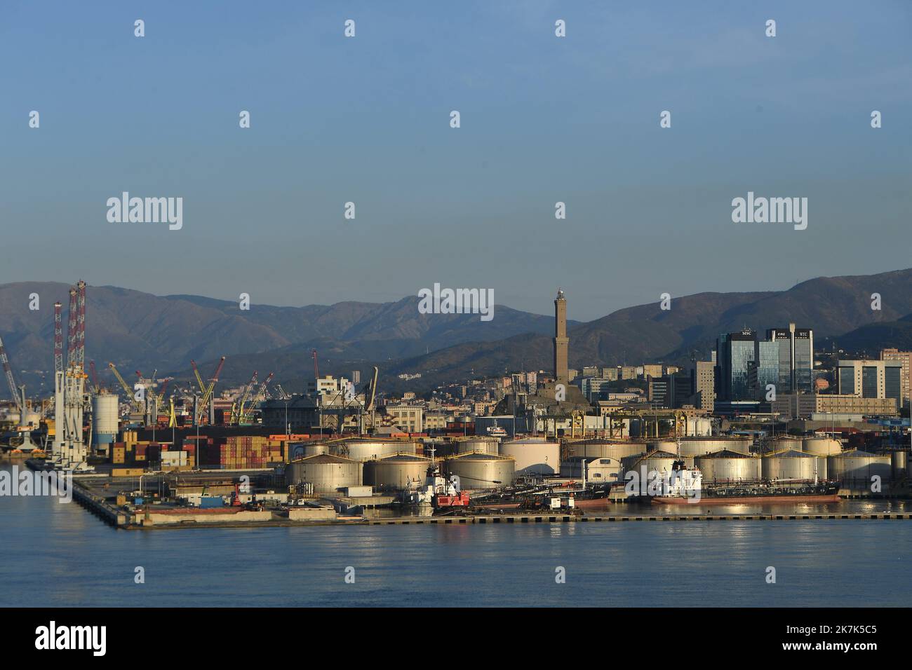 ©Mourad ALLILI/MAXPPP - 14/08/2022 il porto di Genova è, in termini di spazio e traffico, il più grande porto industriale e commerciale d'Italia GENES EN ITALIE Foto Stock