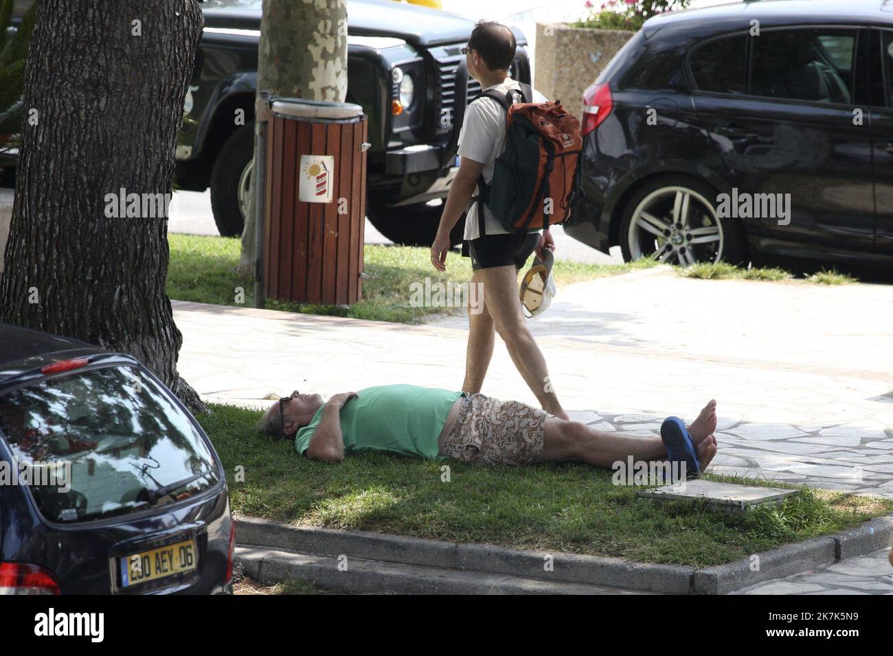 ©Francois Glories/MAXPPP - 11/08/2009 in attesa che il suo amico Willy Rizzo ripari la sua Riva 'Monte-Carlo 30' l'attore Jack Nicholson prende un pisolino e quando si sveglia beve un centesimo nell'erba del parcheggio sul porto di Saint Jean Cap Ferrat Francia. Agosto 11 2011. -FOTO DI SCORTA- Foto Stock