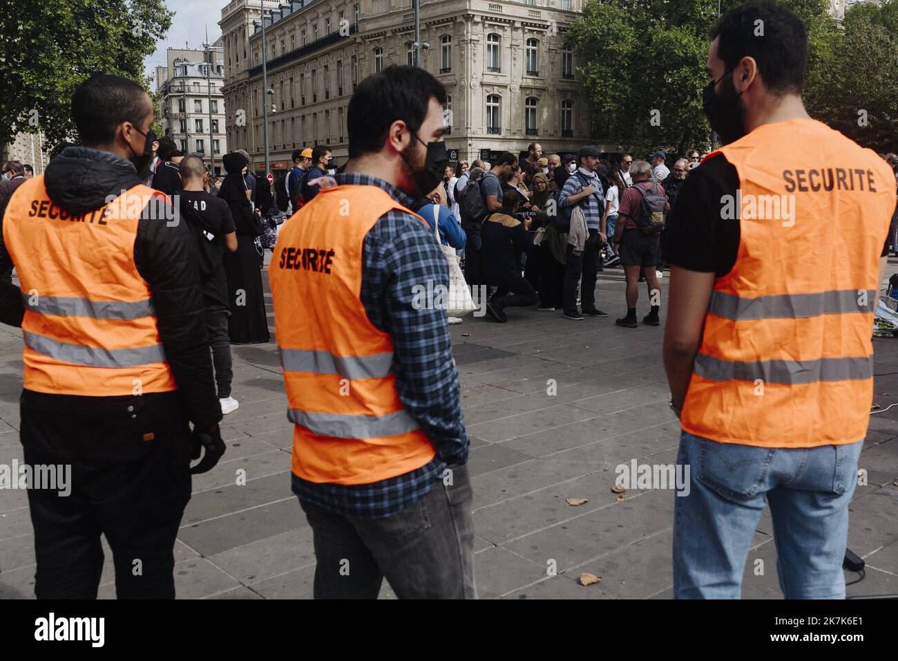 ©Jan Schmidt-Whitley/le Pictorium/MAXPPP - Parigi 03/09/2022 Jan Schmidt-Whitley/le Pictorium - 3/9/2022 - Francia / Parigi 10 / Parigi - une centaine de personnes se sont rassemblee Place de la Republique le samedi 3 settembre 2022 pour protester contre l'expusion de l'Iman Ipersen Muséna l'Perquie. / 3/9/2022 - Francia / Parigi 10th° distretto (10th° arrondissement di Parigi) / Parigi - un centinaio di persone si sono radunate a Place de la Republique sabato 3 settembre 2022 per protestare contro l'espulsione di Iman Iquioussen su invito del collettivo delle prospettive musulmane. Foto Stock