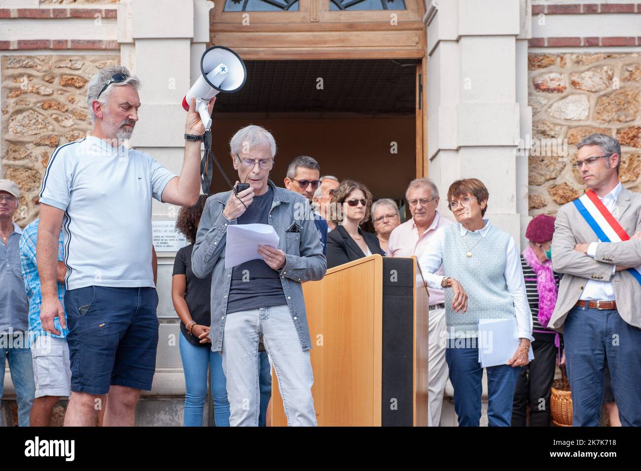 ©Laurent Paillier / le Pictorium/MAXPPP - Vaires-sur-Marne 05/09/2022 Laurent Paillier / le Pictorium - 5/9/2022 - Francia / Ile-de-France / Vaires-sur-Marne - A l'appel d'une Association ecologiste et citoyenne, la population de Vaires-sur-Marne, commune d'Ile-de-France, S'est rassemblee ce samedi 3 septembre pour protester contre un projet d'entrepot de 25000m2 pouvant contenir 500 tons de matieres combustibles entre le College de la ville, des cuves de fuel de la centrale electrique et une zone boisee classee natura 2000. Le choix d'organizer l'enquete publique du projet du 4 juillet au 1e Foto Stock