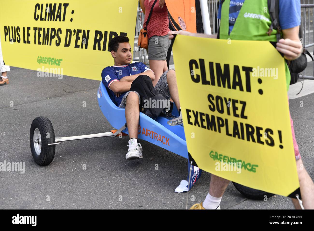 ©Julien Mattia / le Pictorium/MAXPPP - Parigi 08/07/2016 Julien Mattia / le Pictorium - 8/7/2016 - Francia / Ile-de-France / Parigi - Greenpeace a organize une action pour le climat devant le Parc des Princes avec des chars a voile En reference a la reaction de l'entraineur du PSG Galtier ansi que de Mbappe prive pour les petits deplacements de l'equipe / 8/7/2016 - Francia / Ile-de-France (regione) / Parigi - Greenpeace ha organizzato un'azione sul clima di fronte al Parc des Princes con serbatoi di vela in riferimento alla reazione del PSG pullman Galtier e Mbappe privato i piccoli movimenti di Foto Stock