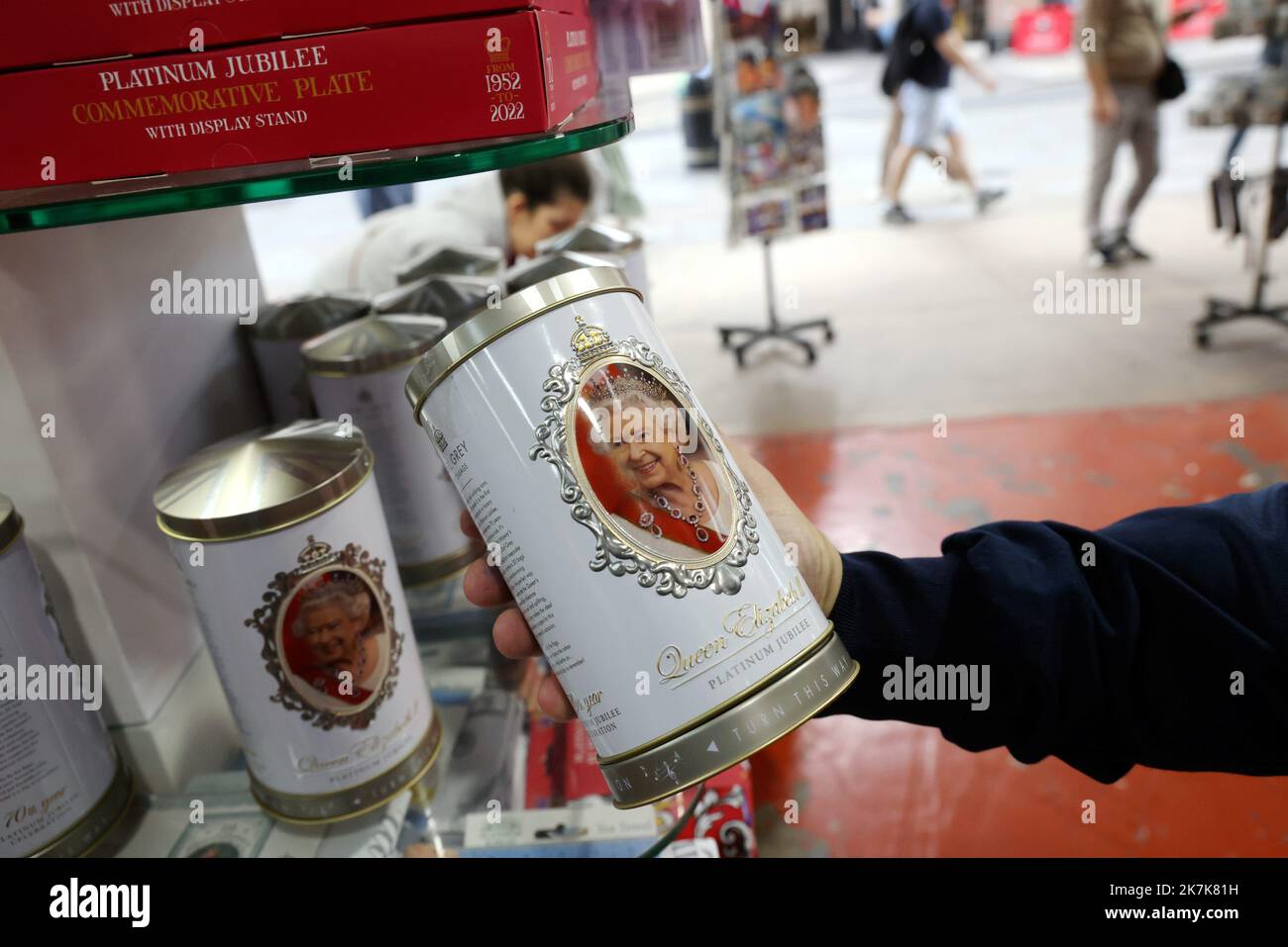 ©PHOTOPQR/LE PARISIEN/Jean-Baptiste Quentin ; Londres ; 10/09/2022 ; Proclamation de Charles III Comment les britanniques voient la succession au trone par Charles III ? Quelle est sa popularité, qu'en pensent ils ? Dans les boutiques de souvenirs de Piccadiy, Charles n'a pas encore sa Place. © LP/Jean-Baptiste Quentin - Settembre 10th 2022 Atmsophere quando la regina Elisabetta II morì, e Carlo divenne il nuovo re Foto Stock