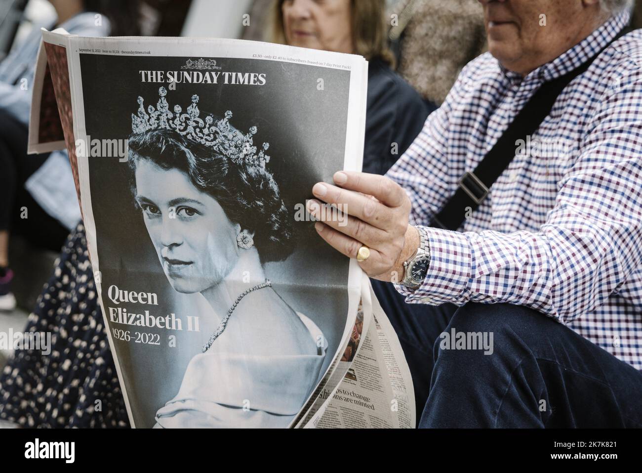 ©PHOTOPQR/LE PARISIEN/ARNAUD DUMONTIER ; Embourg ; 11/09/2022 ; UK - Ecosse - Embourg - Dimanche 11 settembre 2022 Arrivée du Corps de la Reine Elizabeth II à Embourg rue Royale Mile où elle a été applaudie par la foule après son passage. © Arnaud Dumontier pour le Parisien - il corteo funerario della Regina Elisabetta II attraversa il Queensferry Crossing in‚Äôs dal Castello Balmoral al Palazzo Holyrood, Edimburgo. Foto Stock