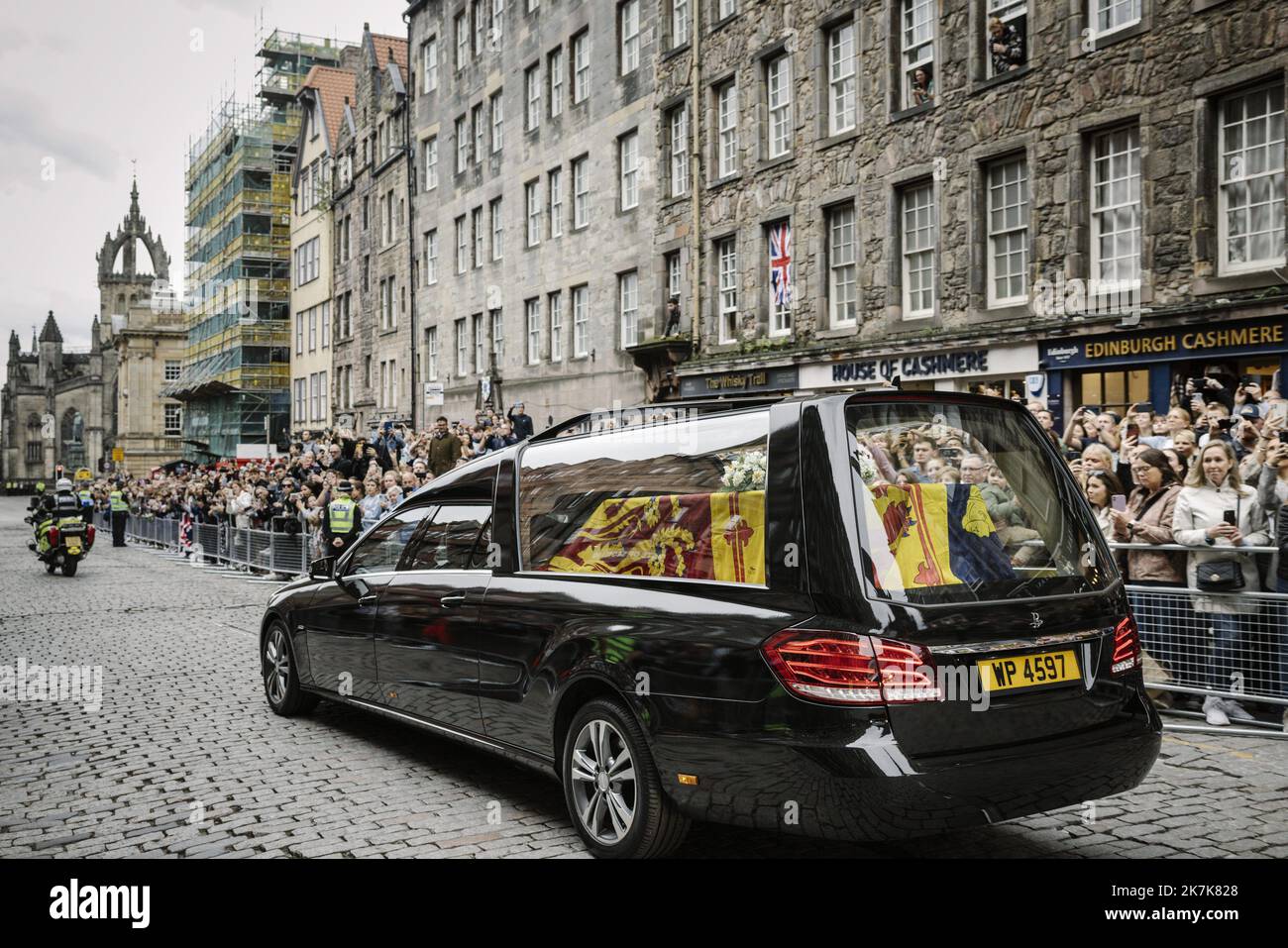 ©PHOTOPQR/LE PARISIEN/ARNAUD DUMONTIER ; Embourg ; 11/09/2022 ; UK - Ecosse - Embourg - Dimanche 11 settembre 2022 Arrivée du Corps de la Reine Elizabeth II à Embourg rue Royale Mile où elle a été applaudie par la foule après son passage. © Arnaud Dumontier pour le Parisien - il corteo funerario della Regina Elisabetta II attraversa il Queensferry Crossing in‚Äôs dal Castello Balmoral al Palazzo Holyrood, Edimburgo. Foto Stock