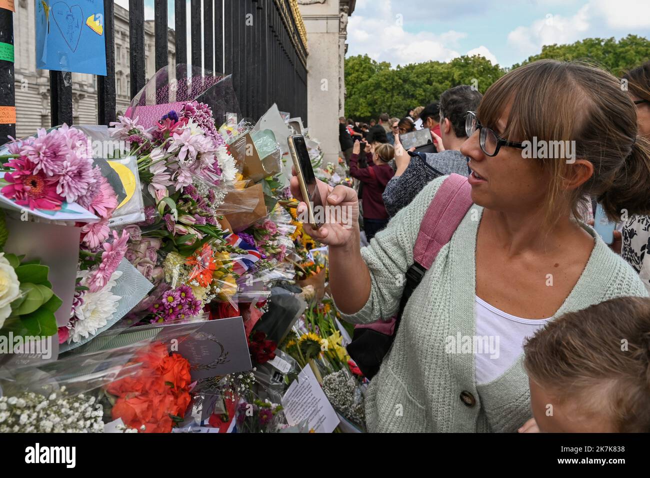 ©Julien Mattia / le Pictorium/MAXPPP - Londres 11/09/2022 Julien Mattia / le Pictorium - 11/9/2022 - Royaume-uni / Londres / Londres - le peuple britannique et les touristes presente omaggio a la Reine Elisabeth II devant les grilles de Buckingham Palace, a Londres, le 11 Settembre 2022 / 11/9/2022 - Regno Unito / Londra / Londra - gli inglesi e i turisti rendono omaggio alla regina Elisabetta II davanti alle porte di Buckingham Palace, Londra, 11 settembre 2022 Foto Stock