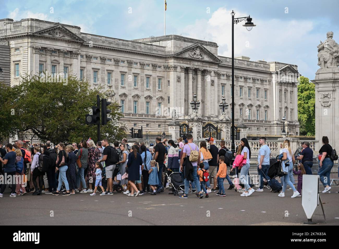 ©Julien Mattia / le Pictorium/MAXPPP - Londres 11/09/2022 Julien Mattia / le Pictorium - 11/9/2022 - Royaume-uni / Londres / Londres - le peuple britannique et les touristes presente omaggio a la Reine Elisabeth II devant les grilles de Buckingham Palace, a Londres, le 11 Settembre 2022 / 11/9/2022 - Regno Unito / Londra / Londra - gli inglesi e i turisti rendono omaggio alla regina Elisabetta II davanti alle porte di Buckingham Palace, Londra, 11 settembre 2022 Foto Stock