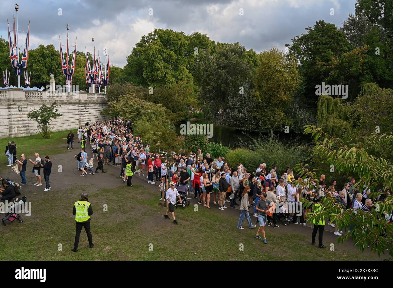 ©Julien Mattia / le Pictorium/MAXPPP - Londres 11/09/2022 Julien Mattia / le Pictorium - 11/9/2022 - Royaume-uni / Londres / Londres - le peuple britannique et les touristes presente omaggio a la Reine Elisabeth II devant les grilles de Buckingham Palace, a Londres, le 11 Settembre 2022 / 11/9/2022 - Regno Unito / Londra / Londra - gli inglesi e i turisti rendono omaggio alla regina Elisabetta II davanti alle porte di Buckingham Palace, Londra, 11 settembre 2022 Foto Stock