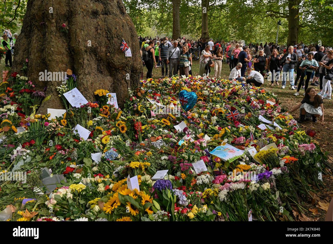 ©Julien Mattia / le Pictorium/MAXPPP - Londres 11/09/2022 Julien Mattia / le Pictorium - 11/9/2022 - Royaume-uni / Londres / Londres - le peuple britannique et les touristes presente omaggio a la Reine Elisabeth II devant les grilles de Buckingham Palace, a Londres, le 11 Settembre 2022 / 11/9/2022 - Regno Unito / Londra / Londra - gli inglesi e i turisti rendono omaggio alla regina Elisabetta II davanti alle porte di Buckingham Palace, Londra, 11 settembre 2022 Foto Stock